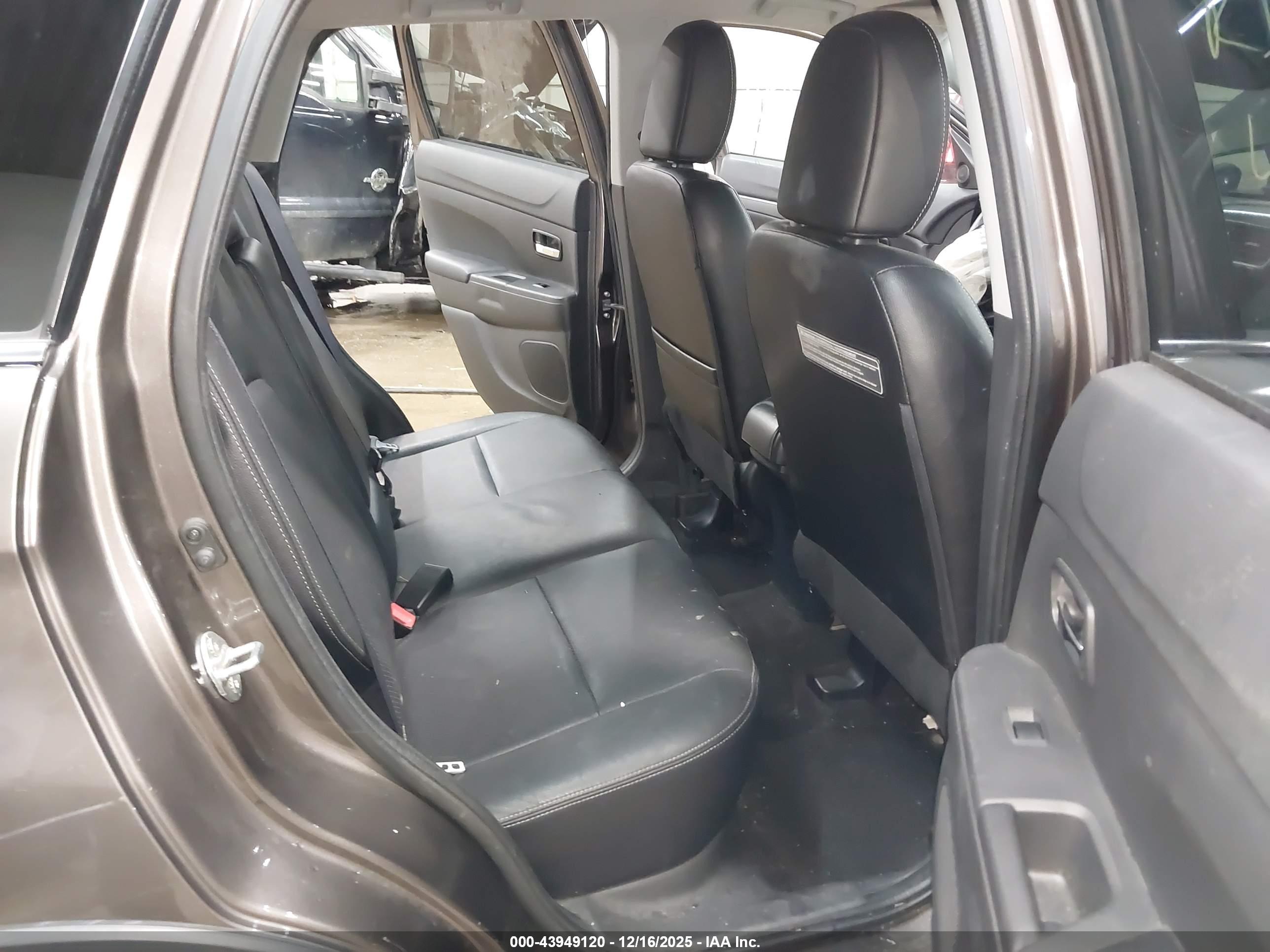 MITSUBISHI OUTLANDER image 8