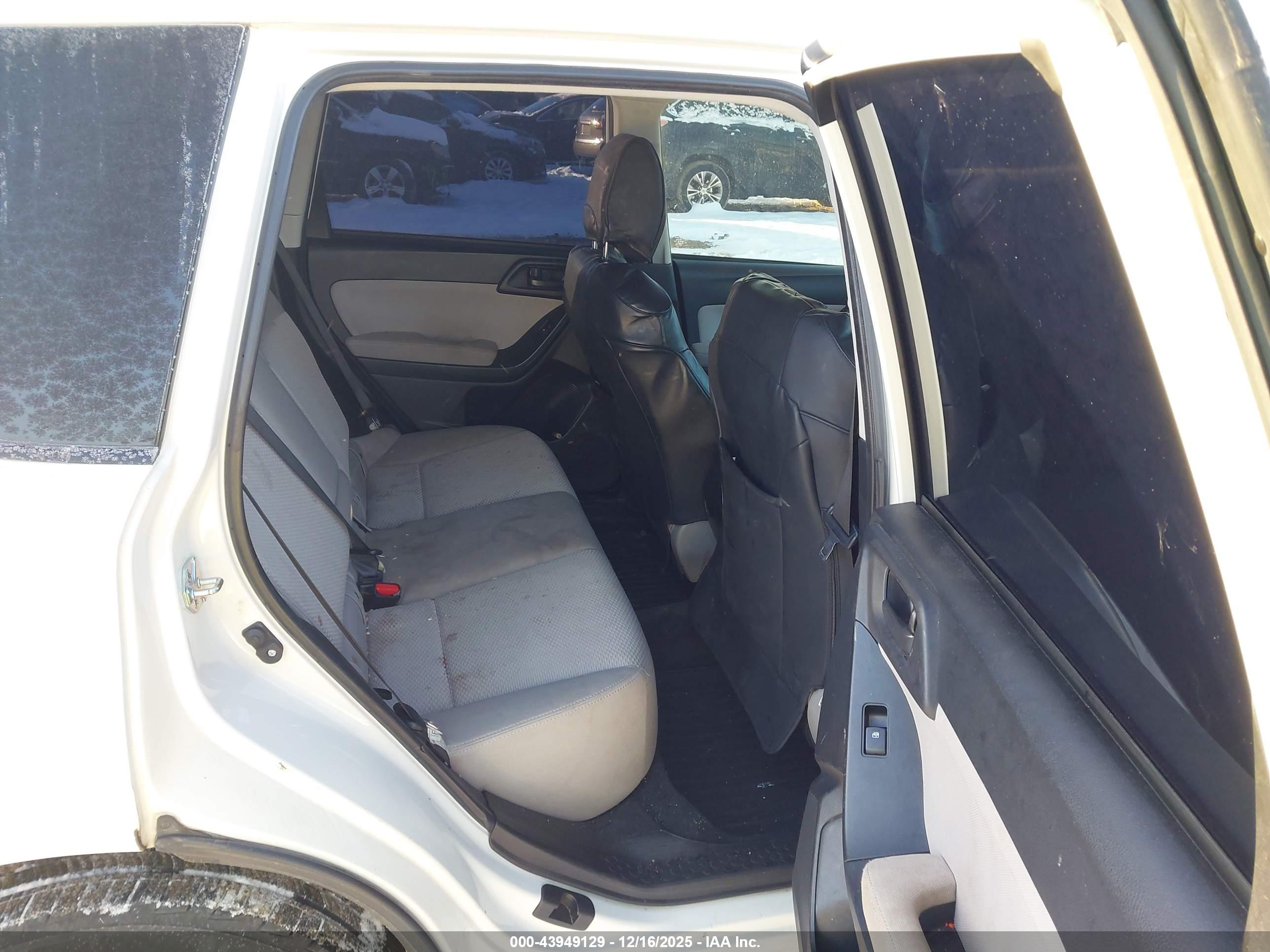 SUBARU FORESTER image 8