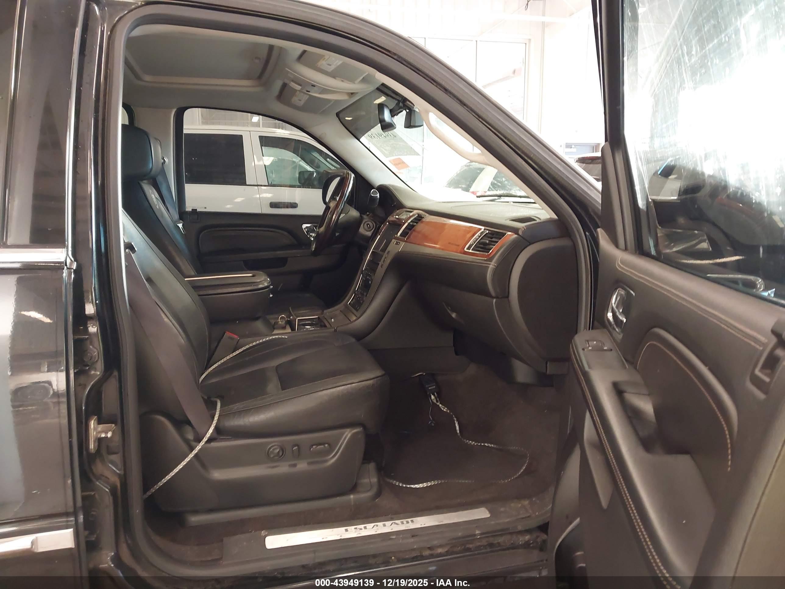CADILLAC ESCALADE image 5
