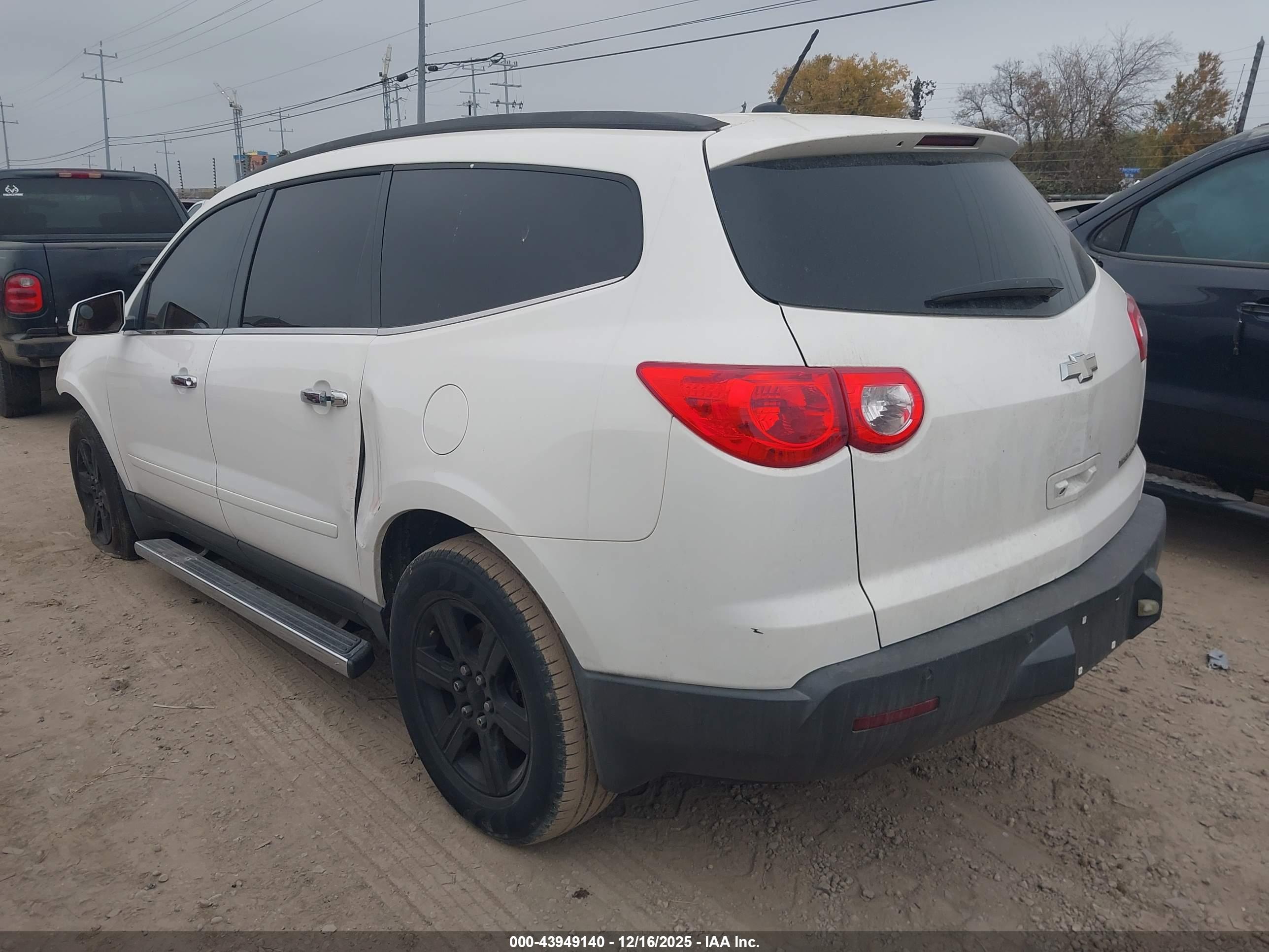 CHEVROLET TRAVERSE image 3
