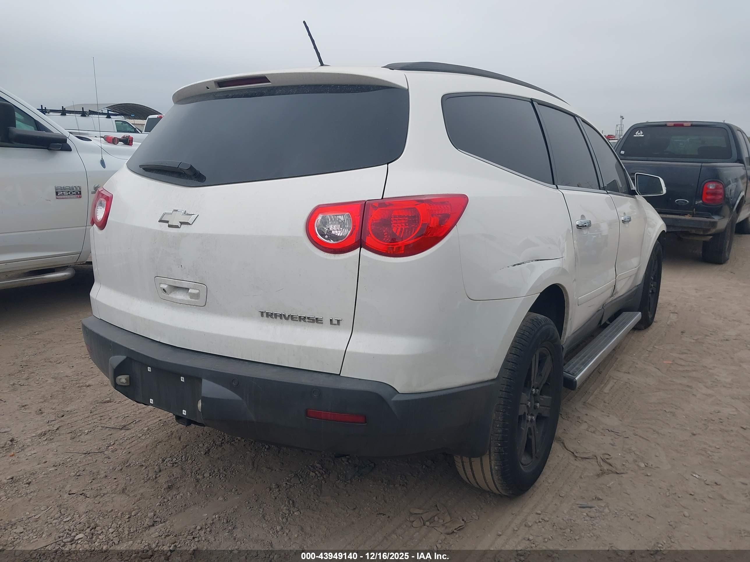 CHEVROLET TRAVERSE image 4