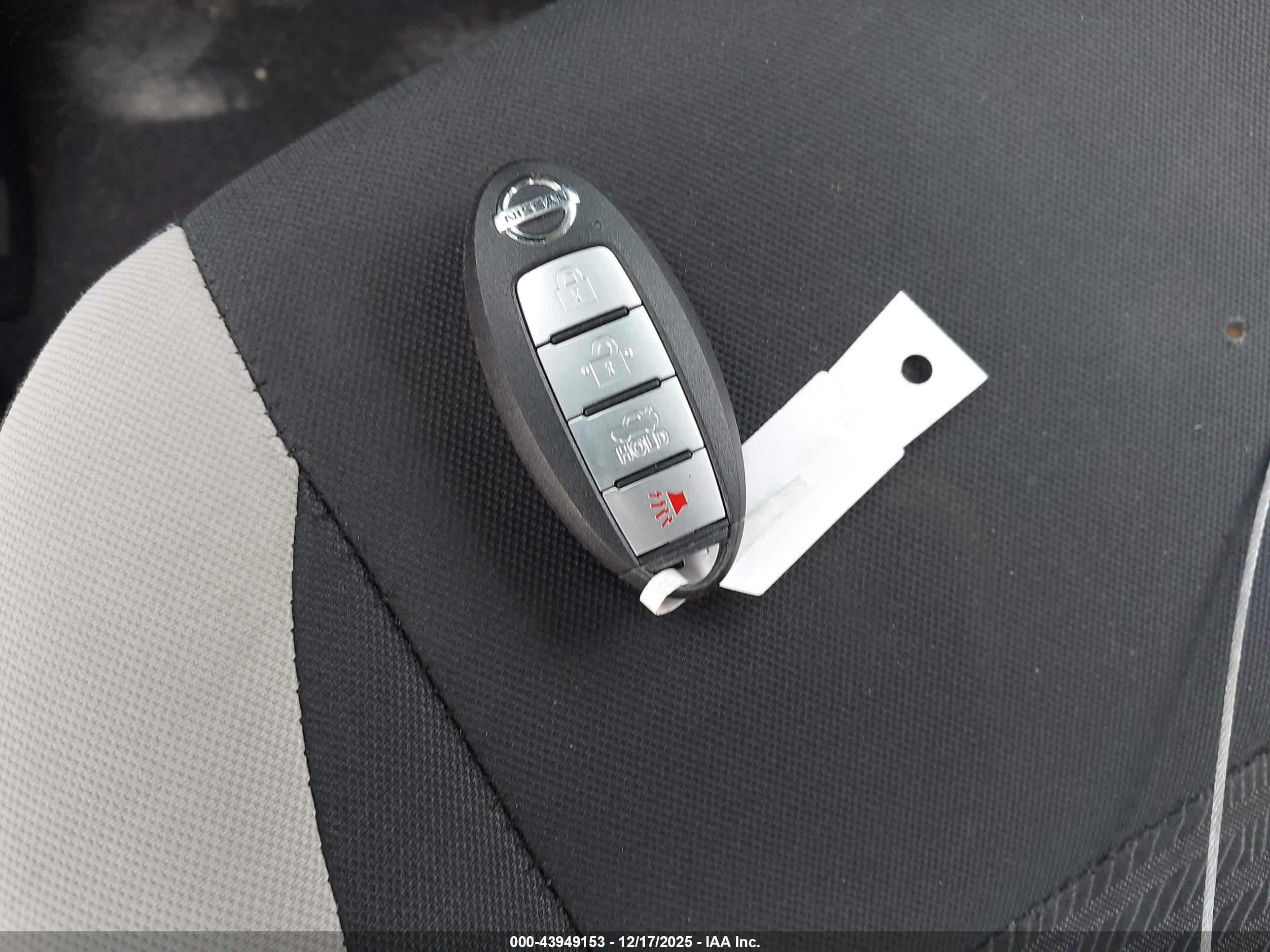 NISSAN VERSA image 11