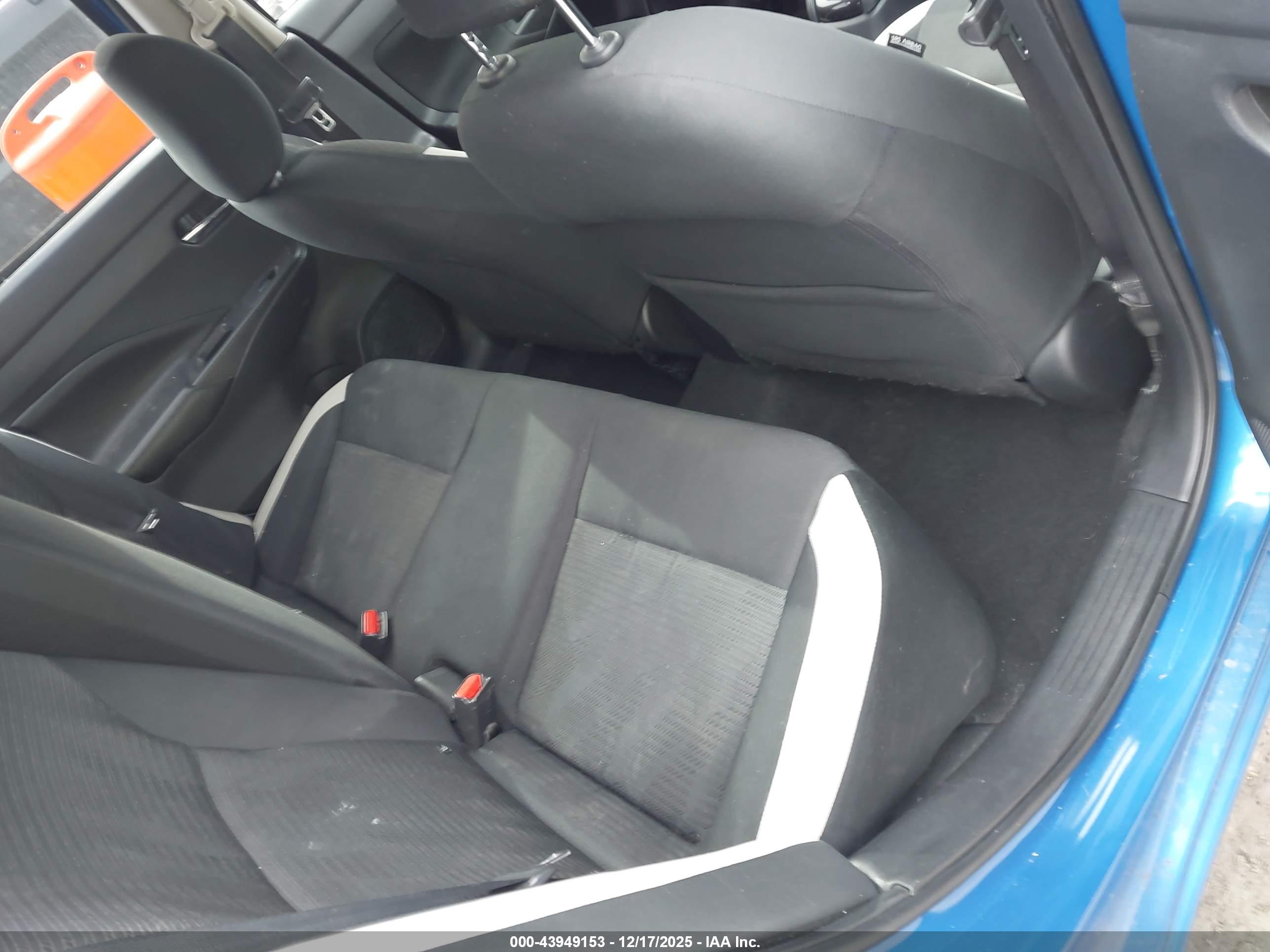 NISSAN VERSA image 8
