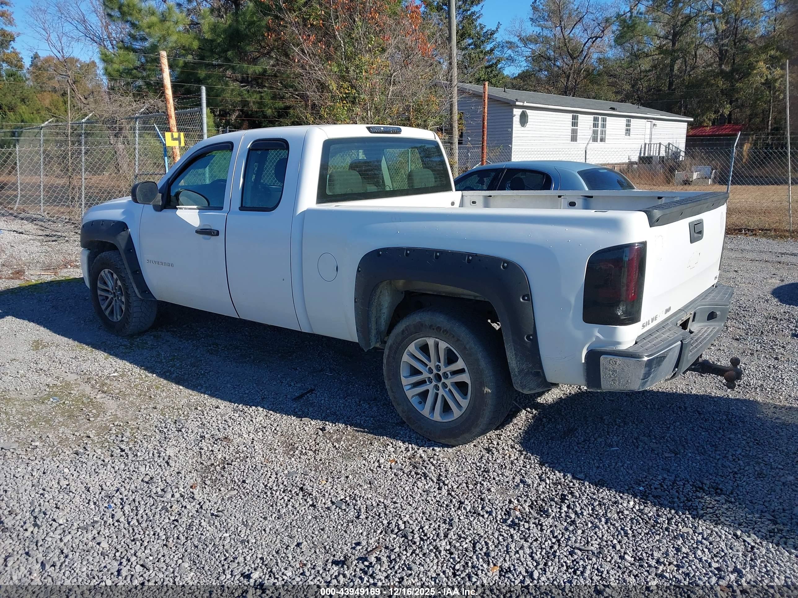 CHEVROLET SILVERADO image 3