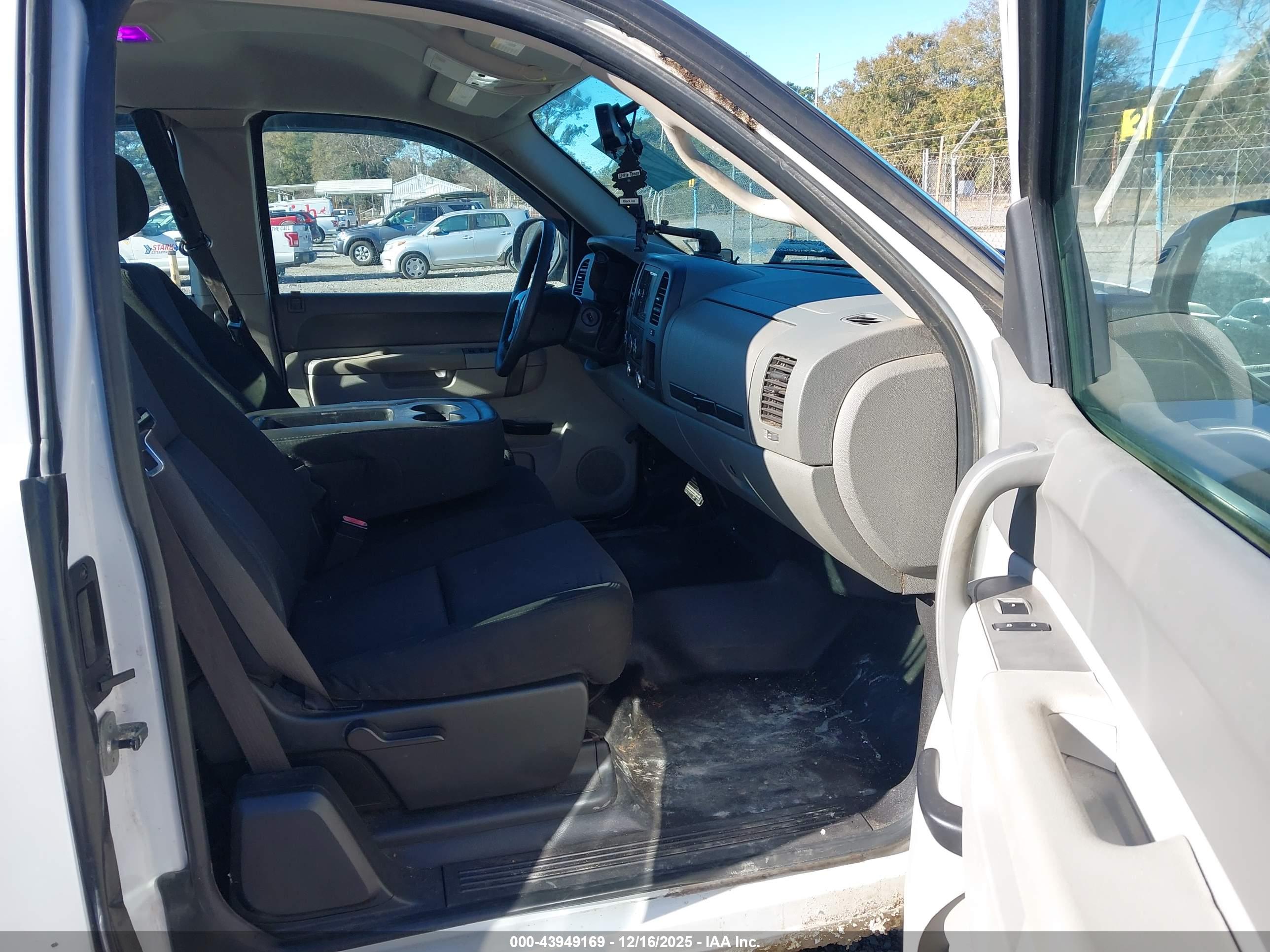 CHEVROLET SILVERADO image 5
