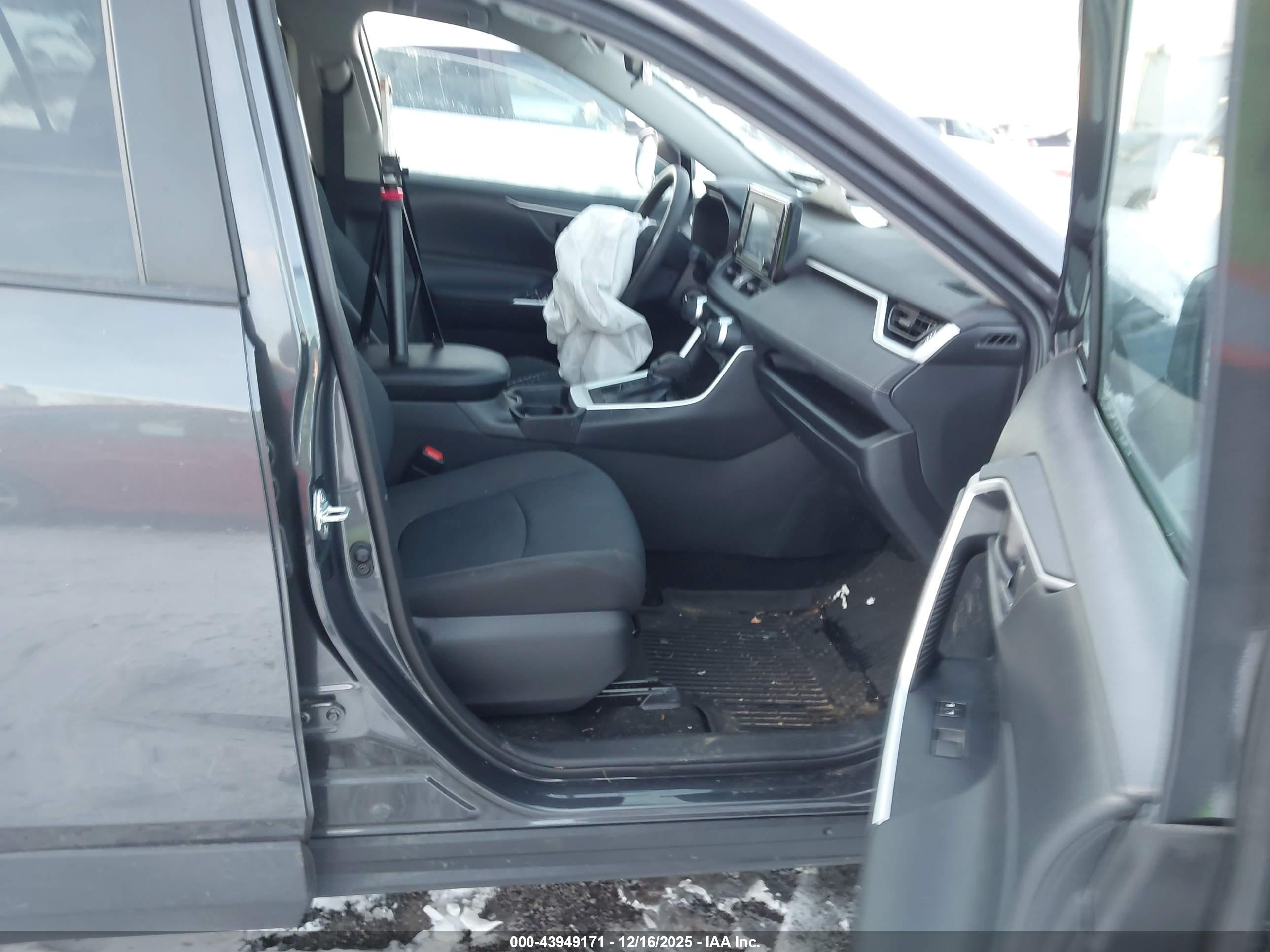 TOYOTA RAV4 image 5