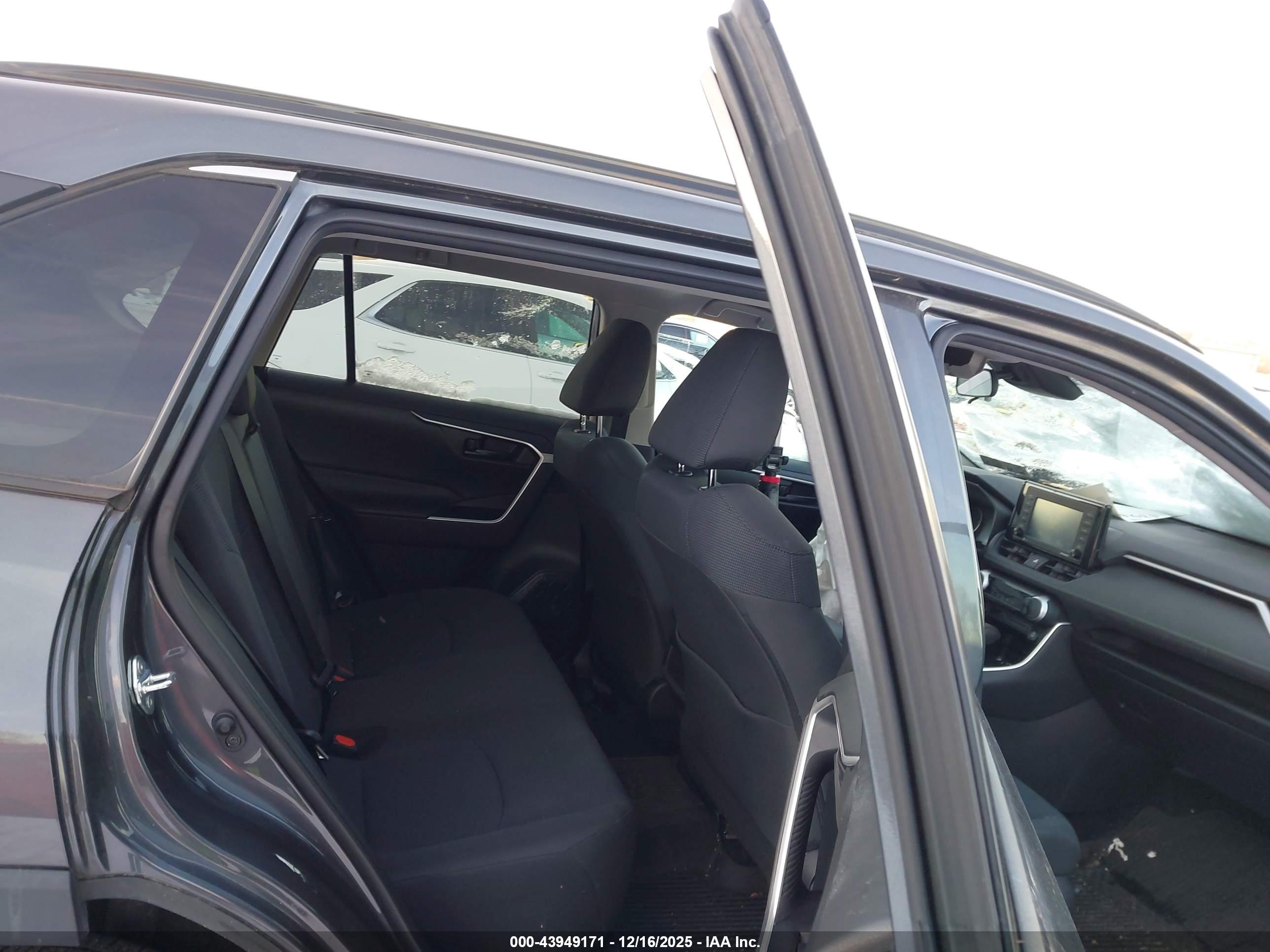 TOYOTA RAV4 image 8