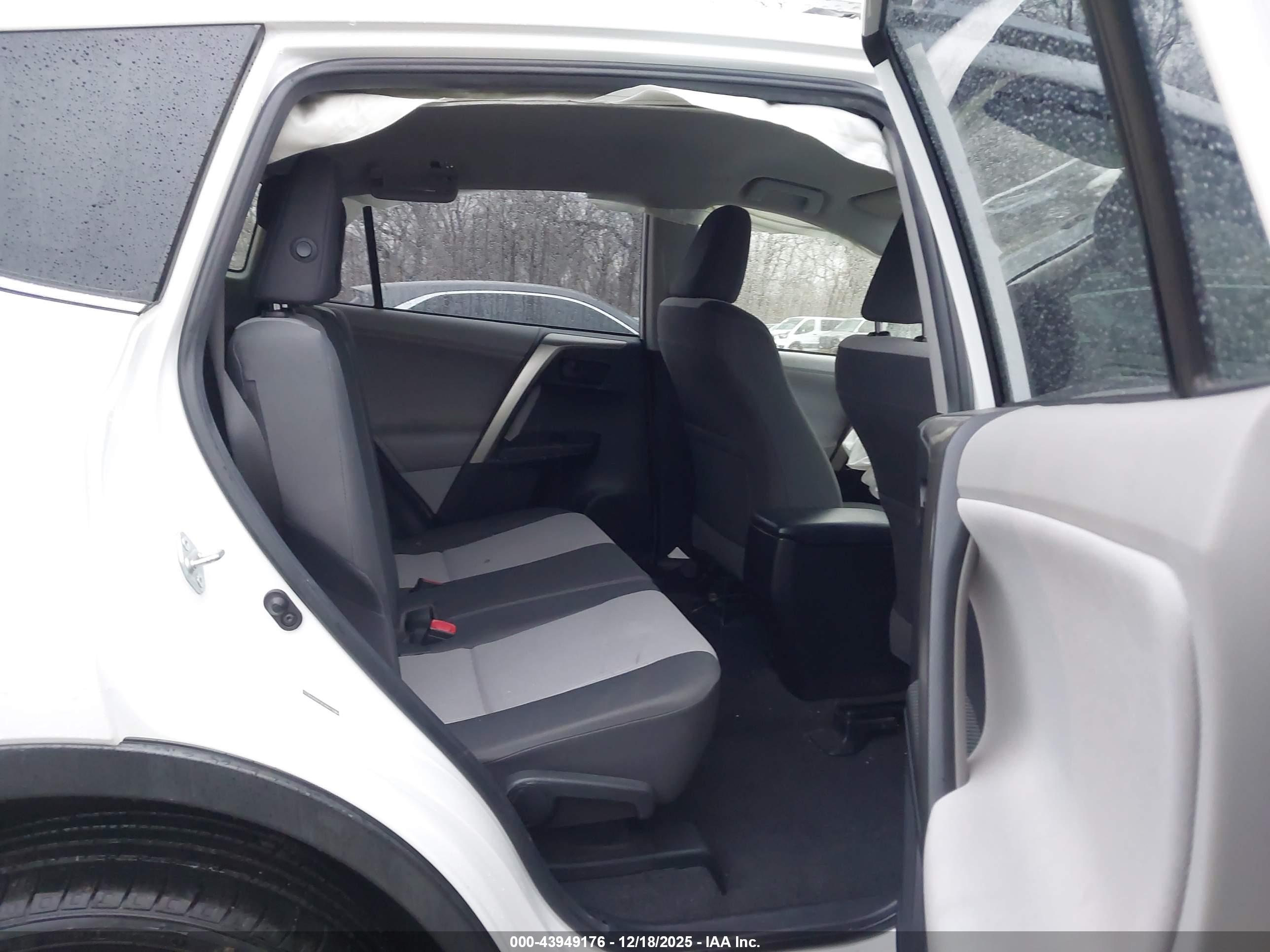 TOYOTA RAV4 image 8