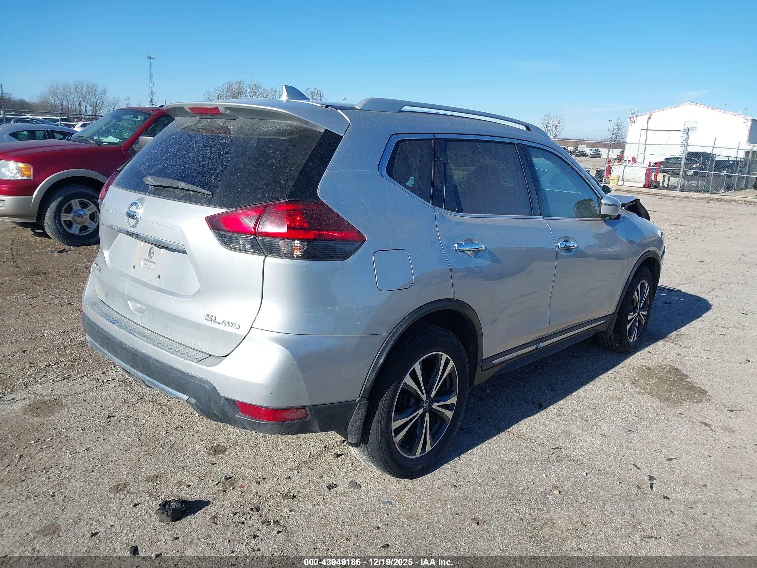 NISSAN ROGUE image 4