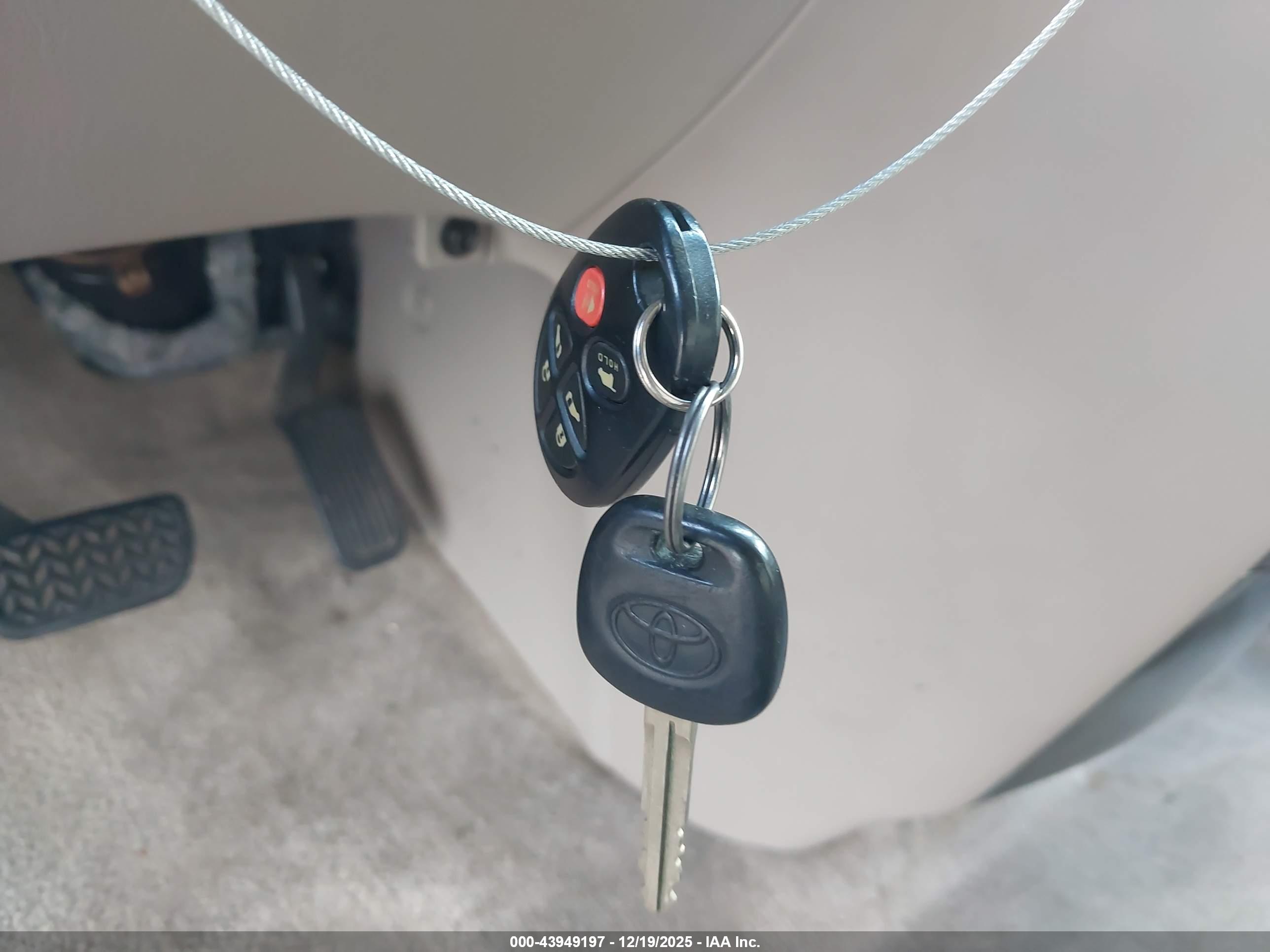 TOYOTA SIENNA image 11