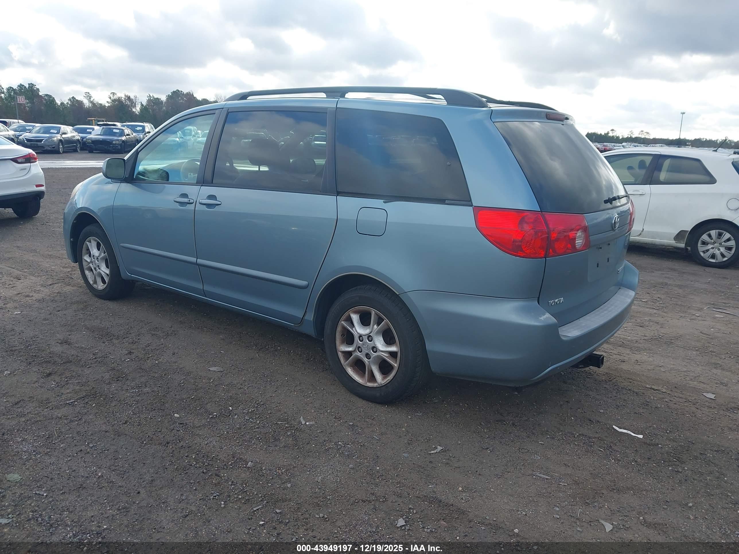 TOYOTA SIENNA image 3