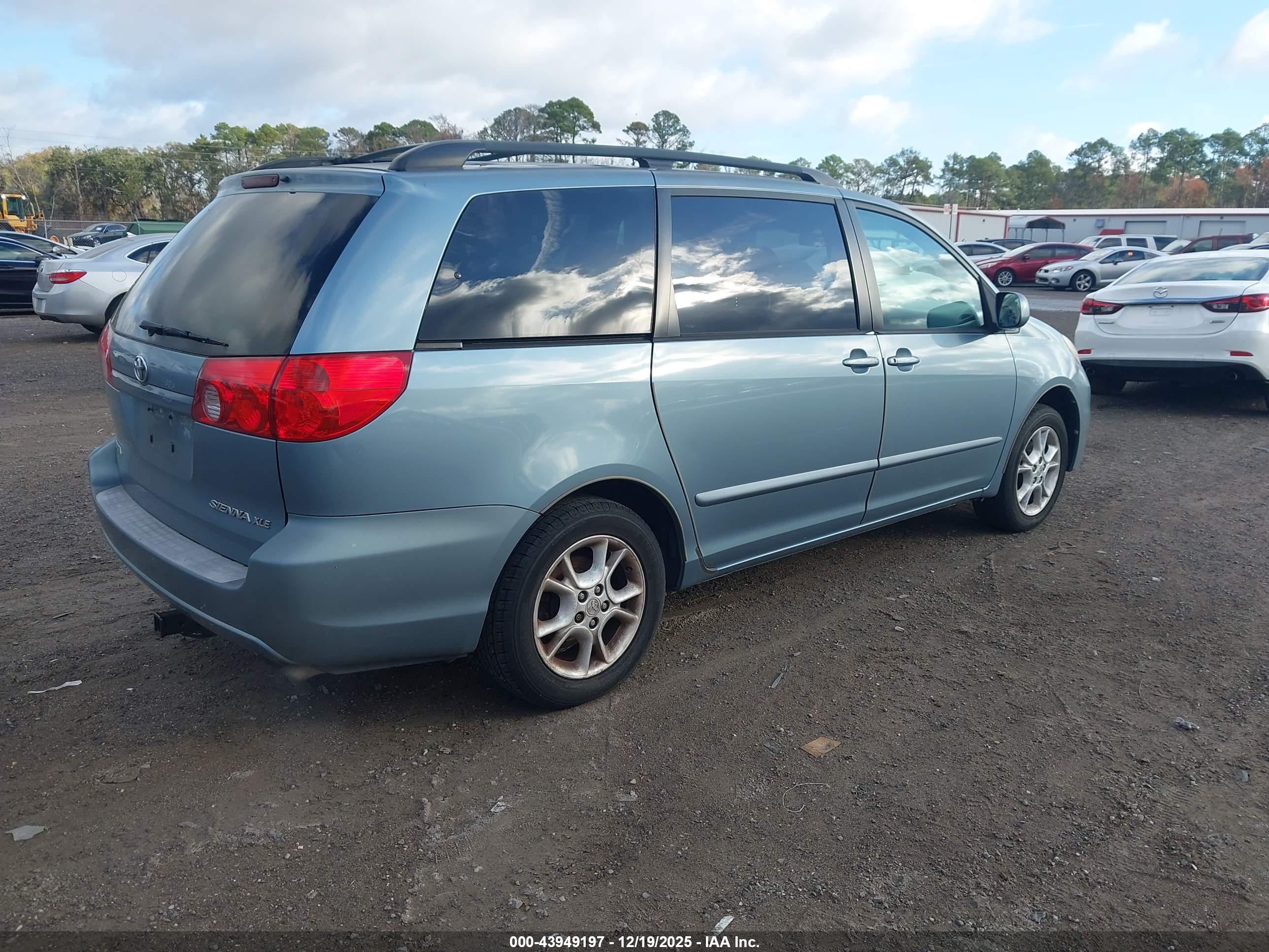 TOYOTA SIENNA image 4