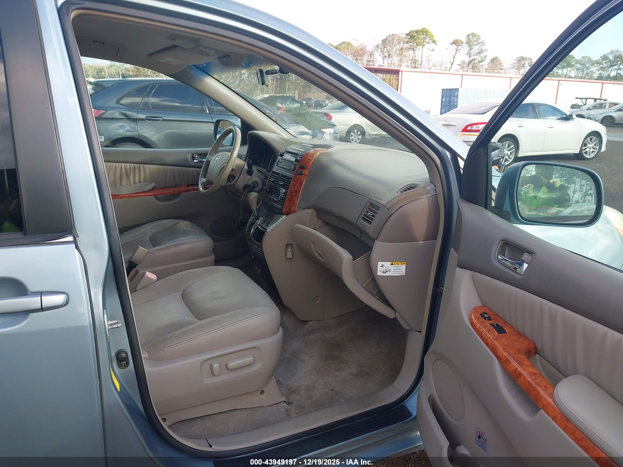 TOYOTA SIENNA image 5