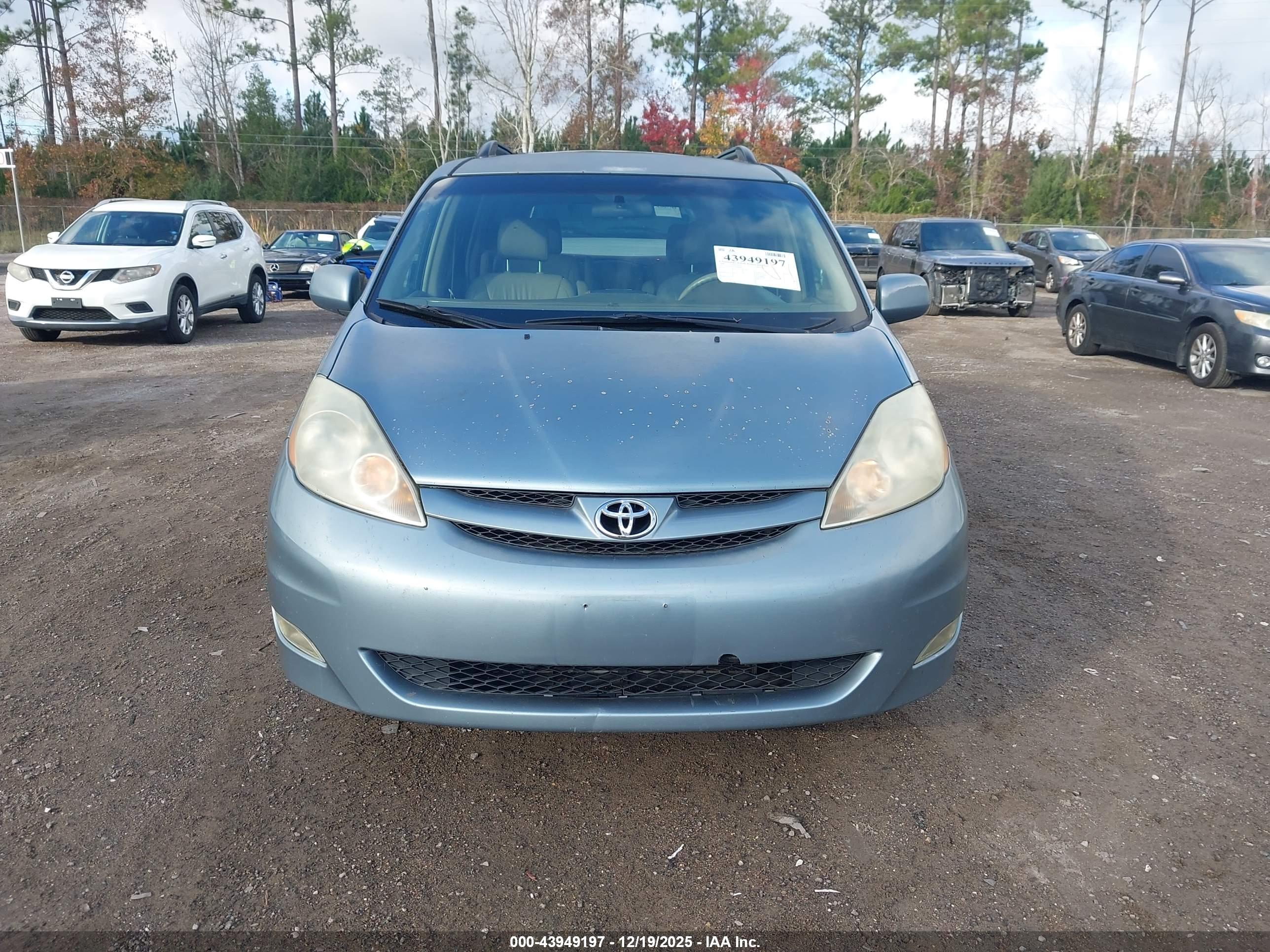 TOYOTA SIENNA image 6