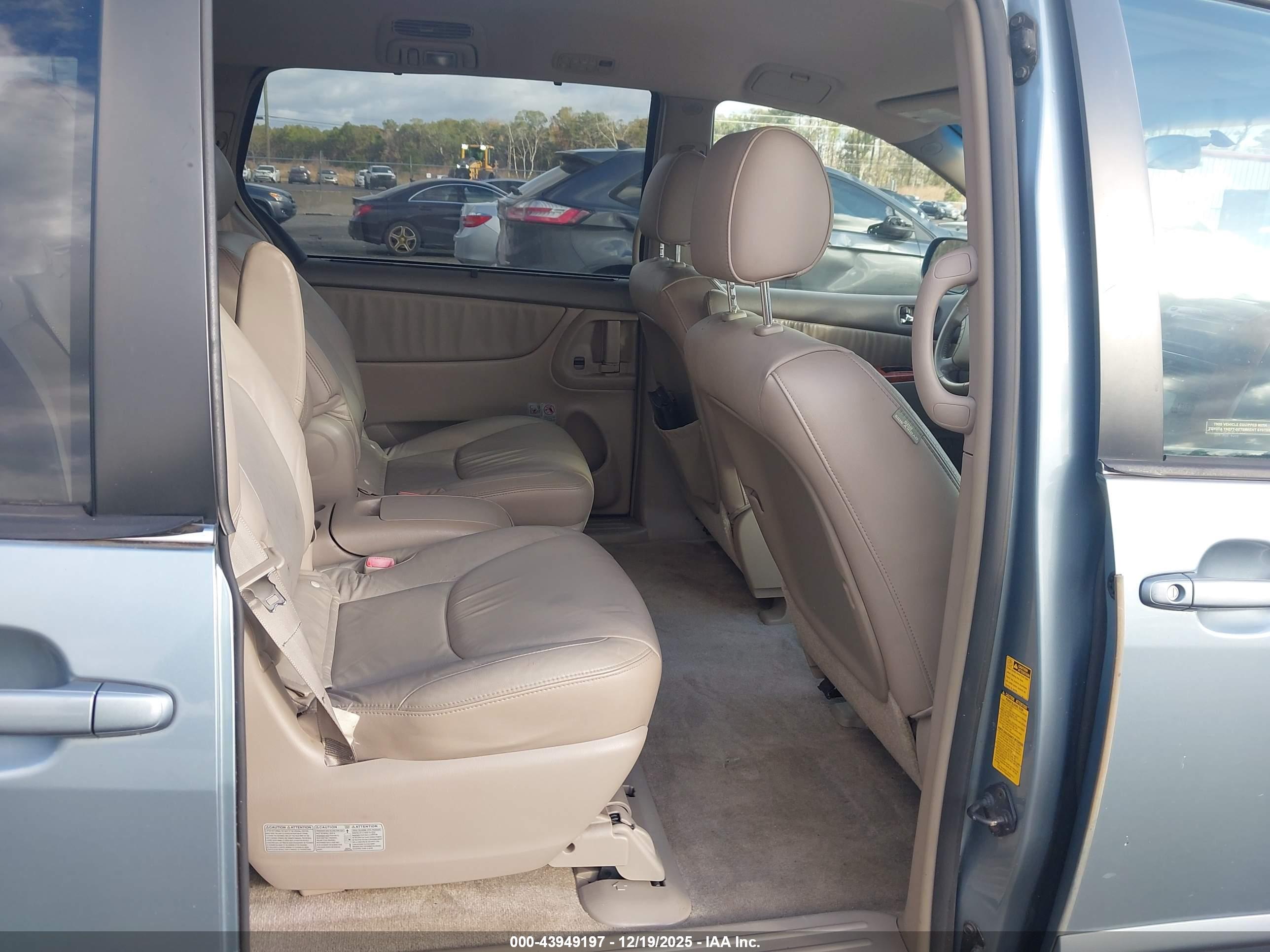 TOYOTA SIENNA image 8