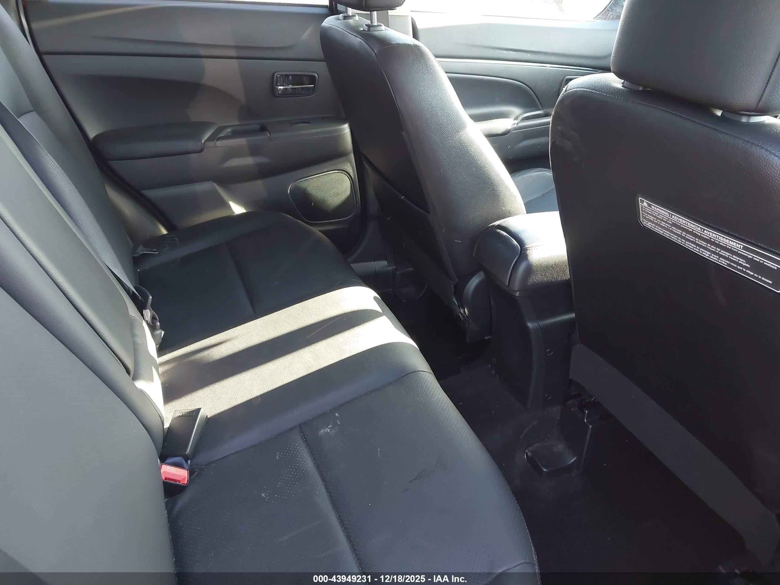 MITSUBISHI OUTLANDER image 8