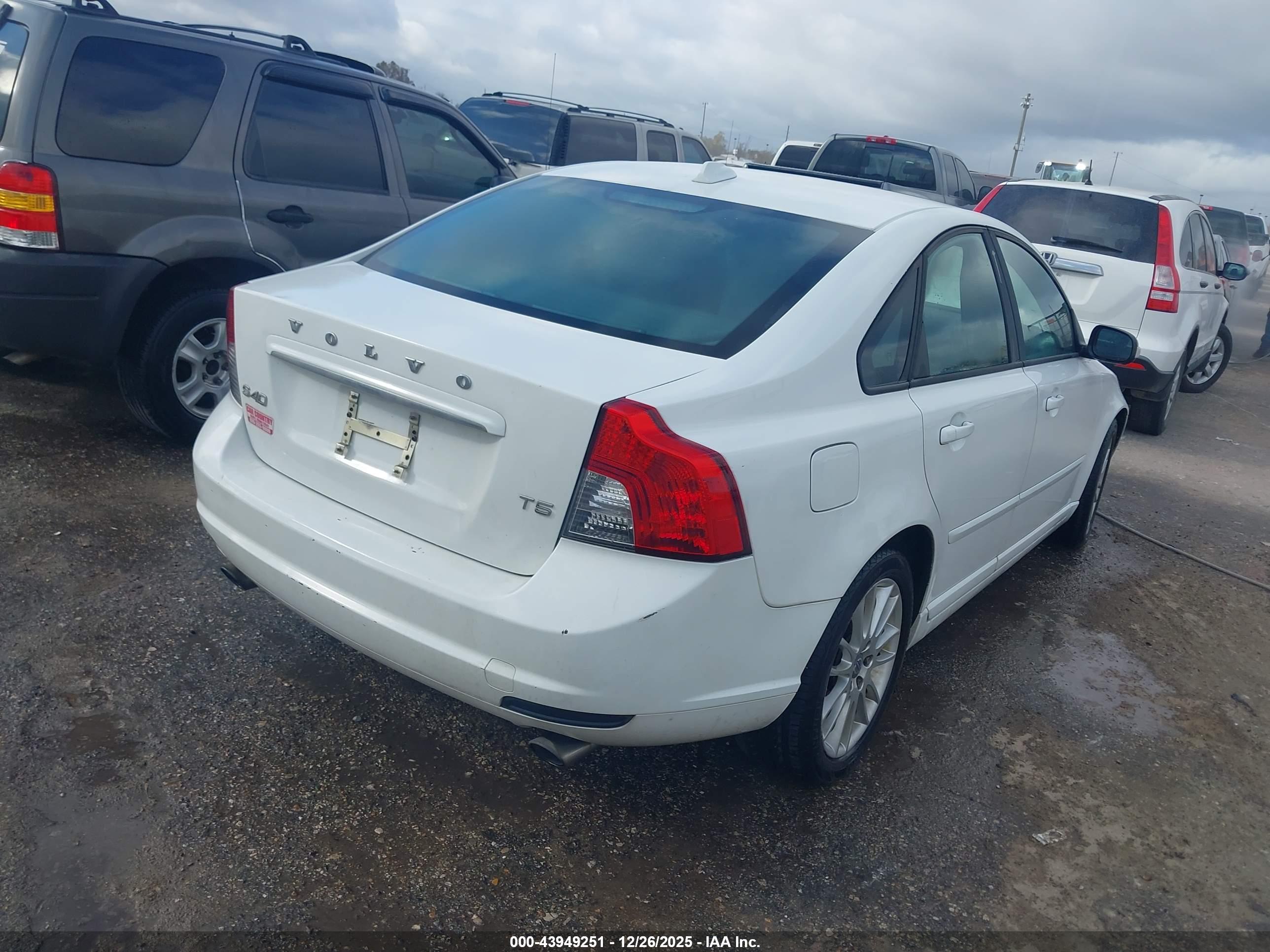 VOLVO S40 image 4