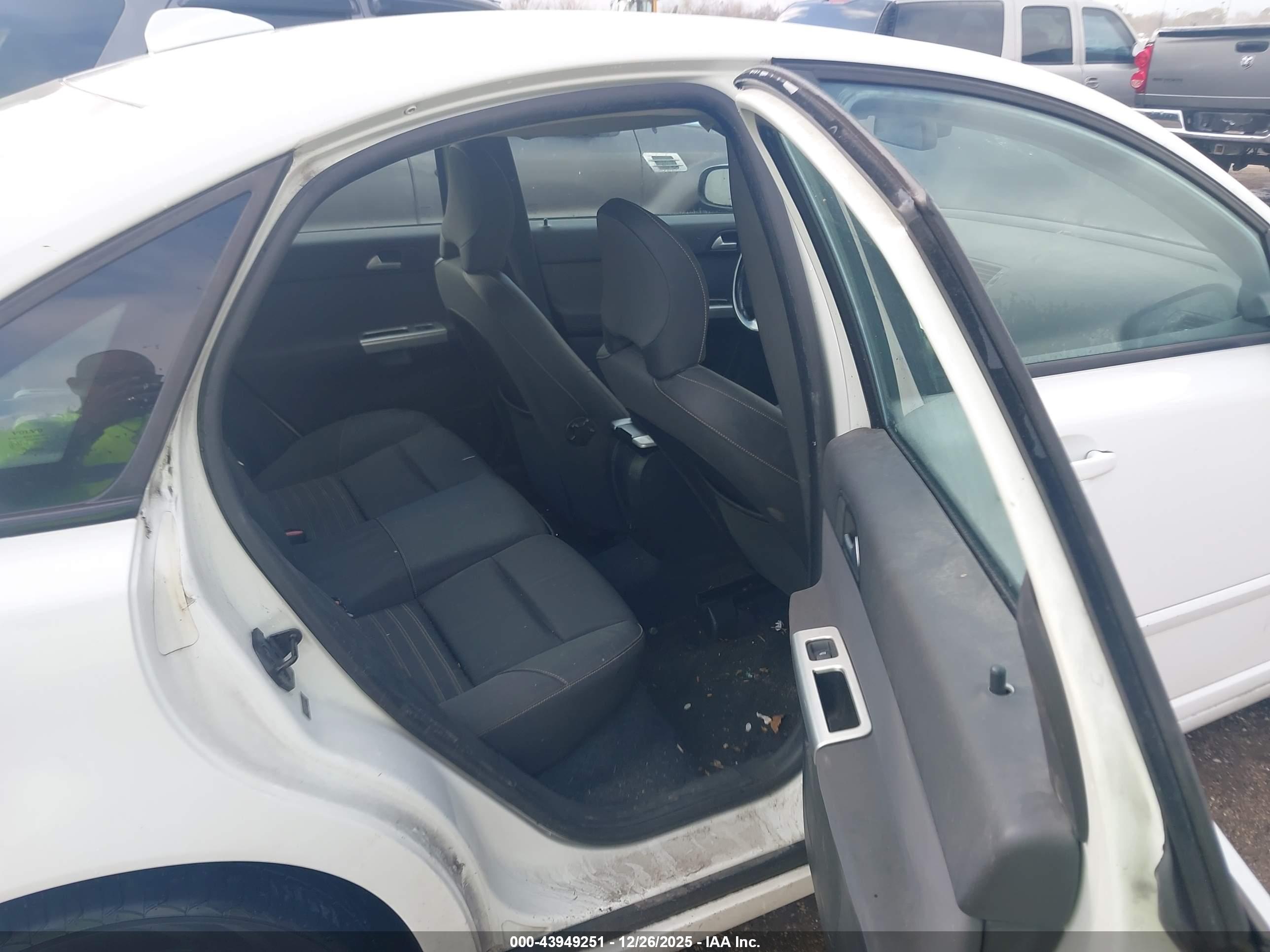 VOLVO S40 image 8