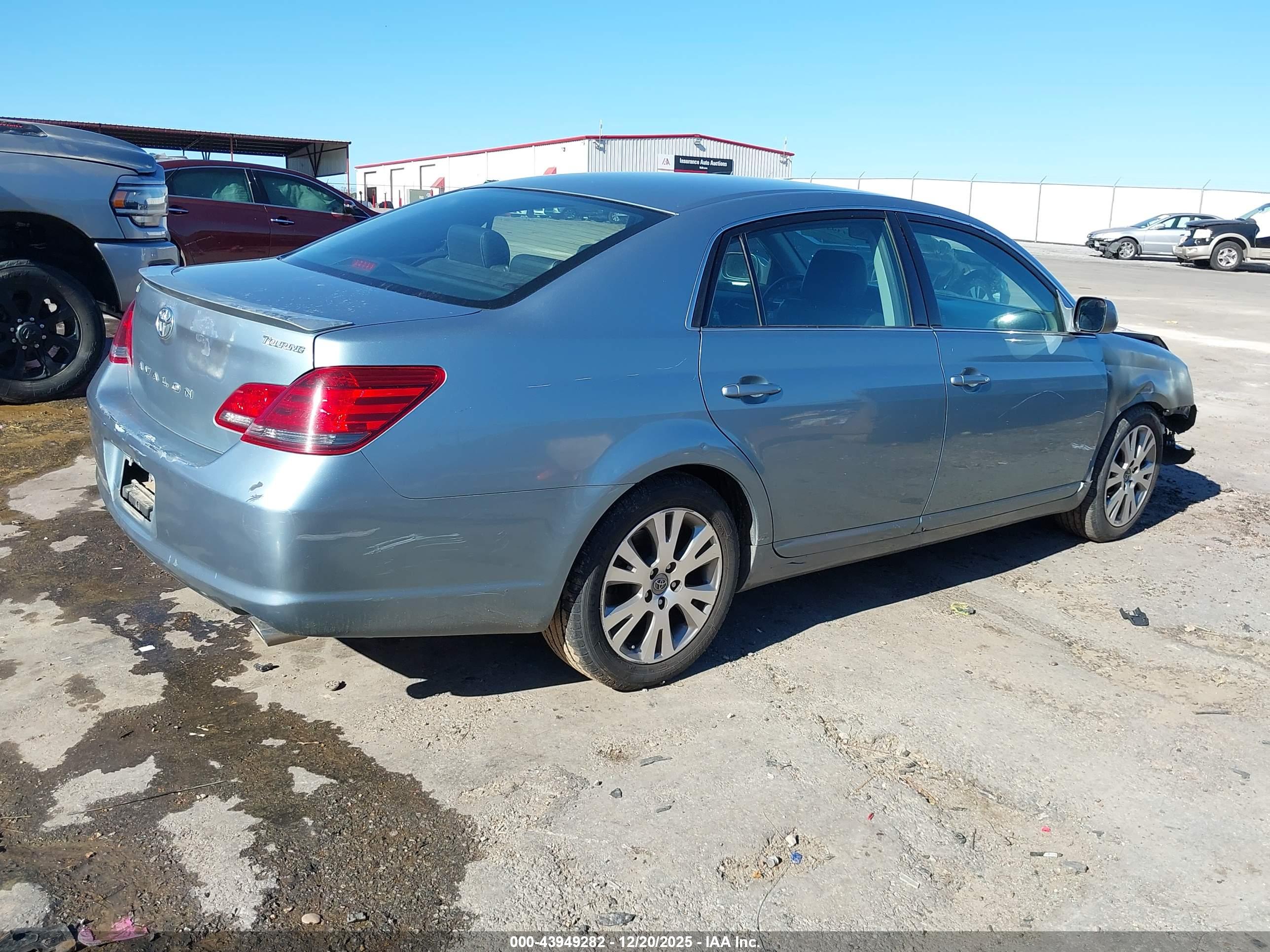 TOYOTA AVALON image 4