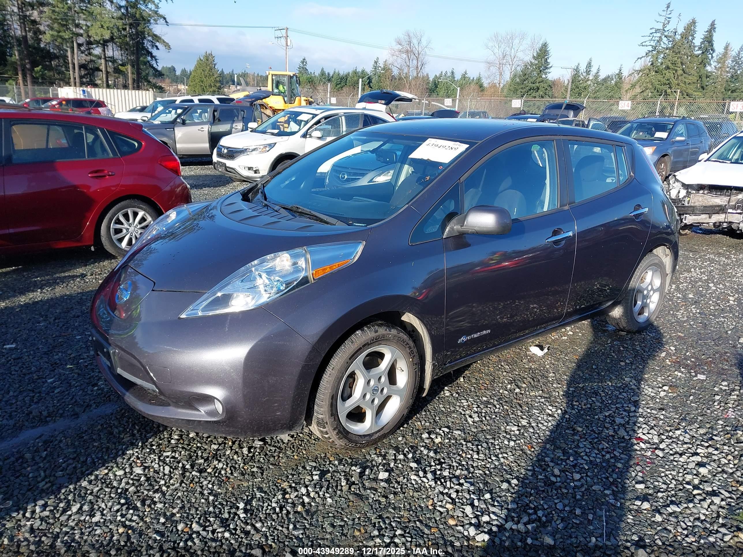 NISSAN LEAF image 2