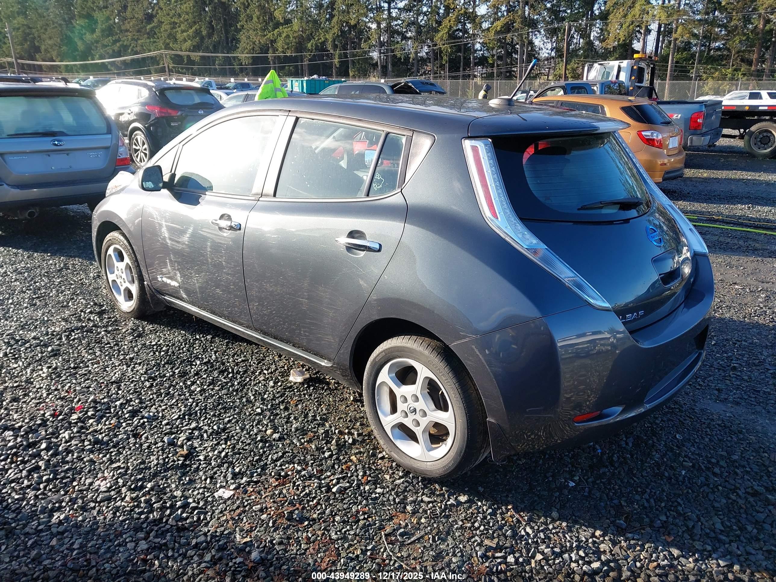 NISSAN LEAF image 3