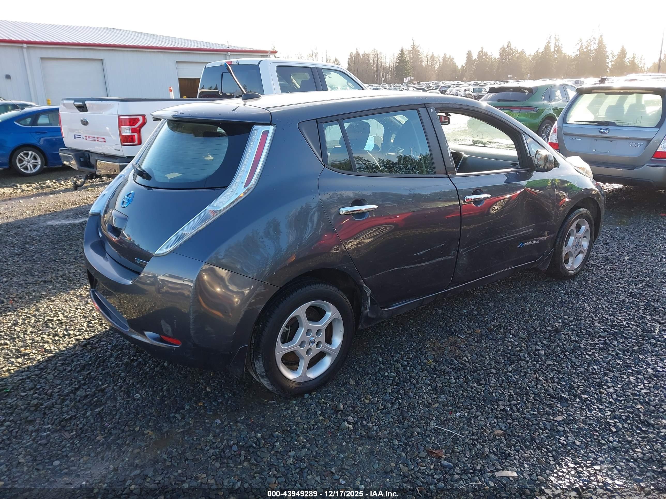 NISSAN LEAF image 4