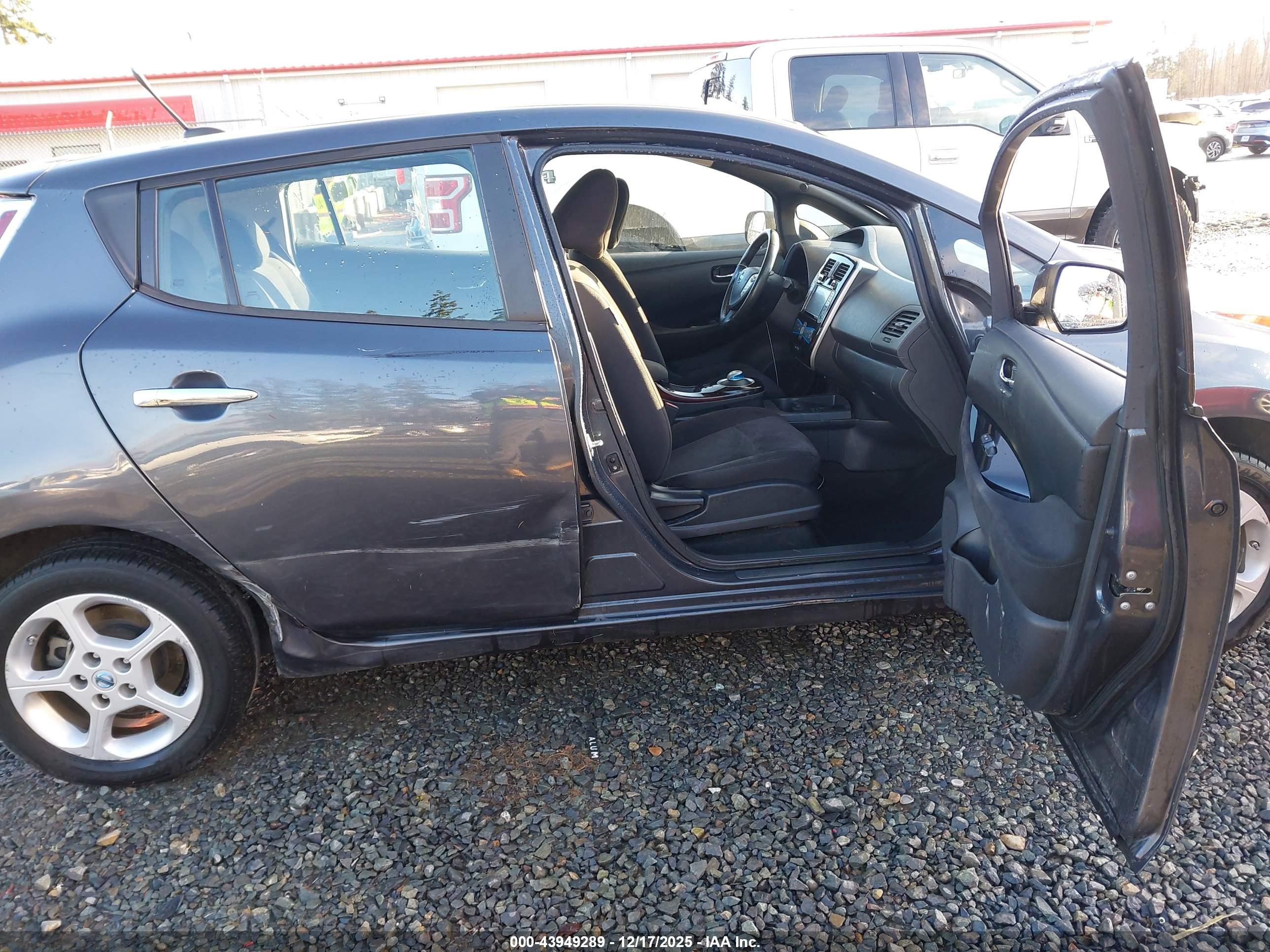 NISSAN LEAF image 5