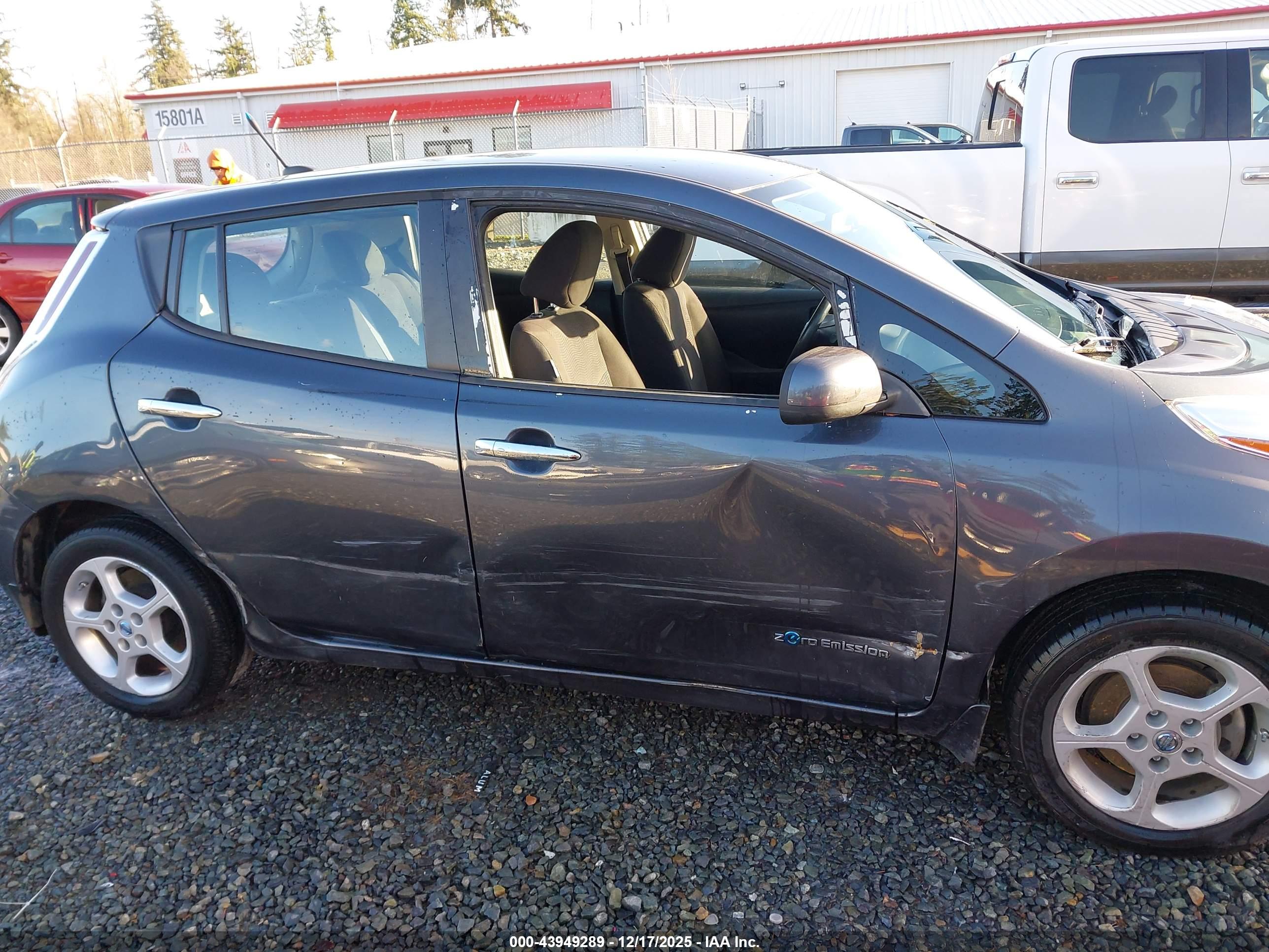 NISSAN LEAF image 6