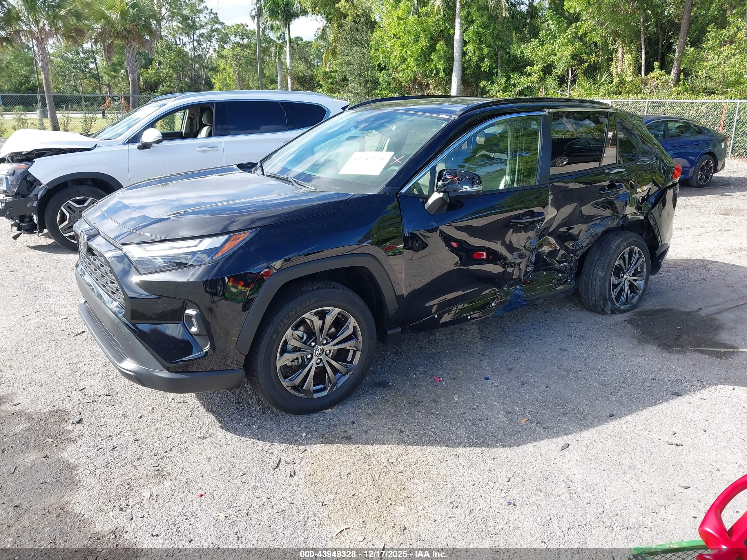TOYOTA RAV4 image 2