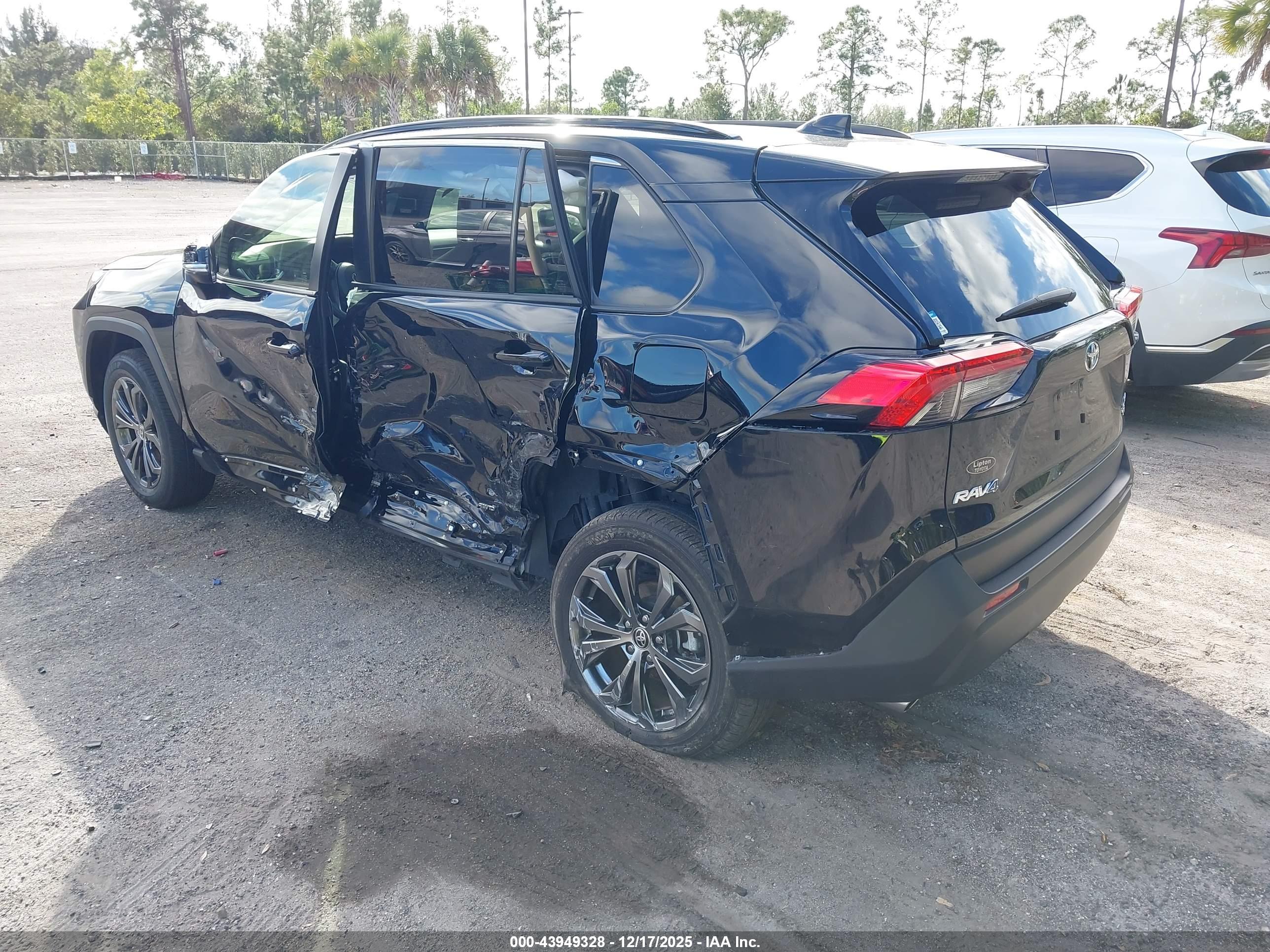 TOYOTA RAV4 image 3