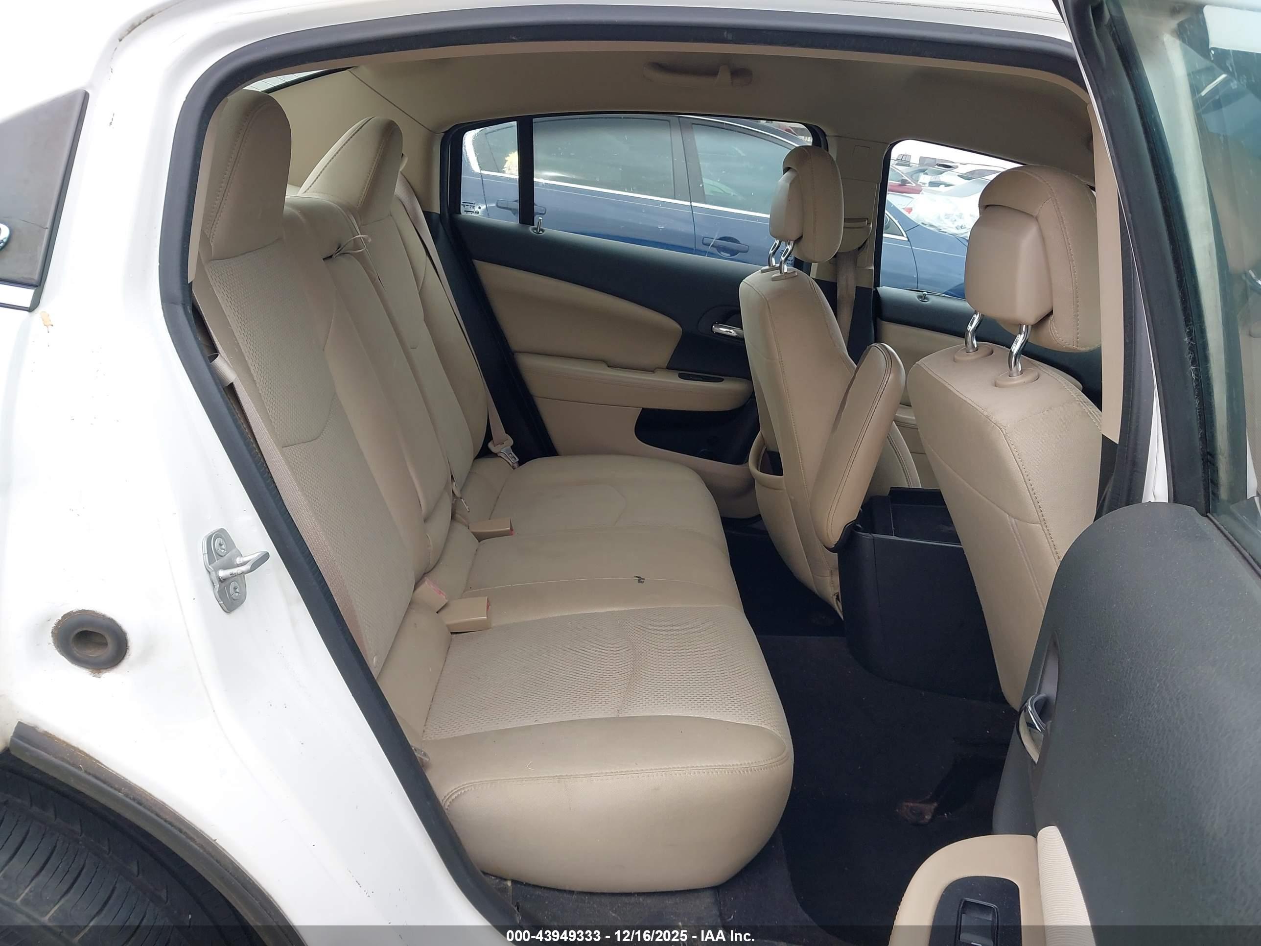 CHRYSLER 200 image 8