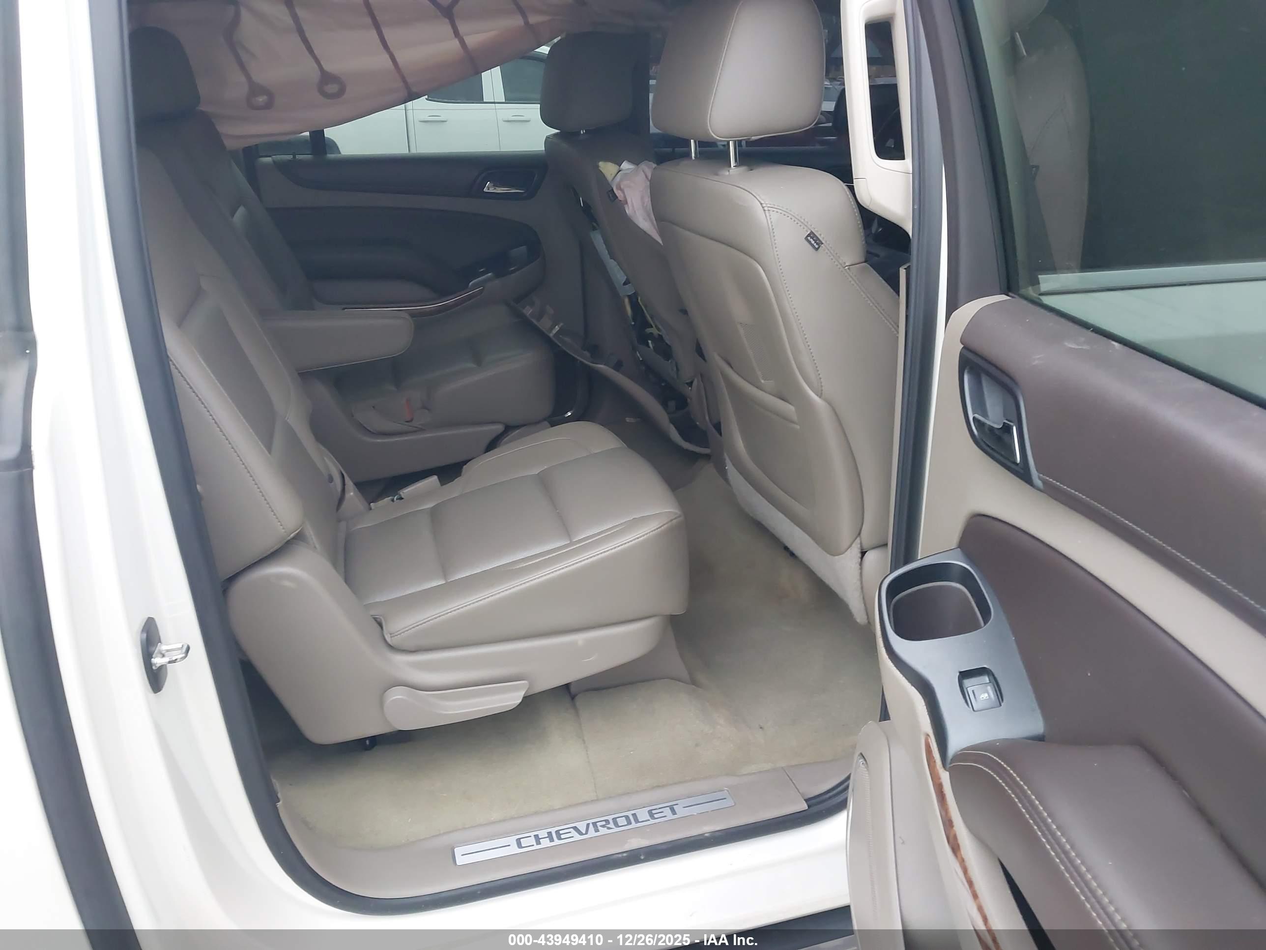 CHEVROLET SUBURBAN image 8