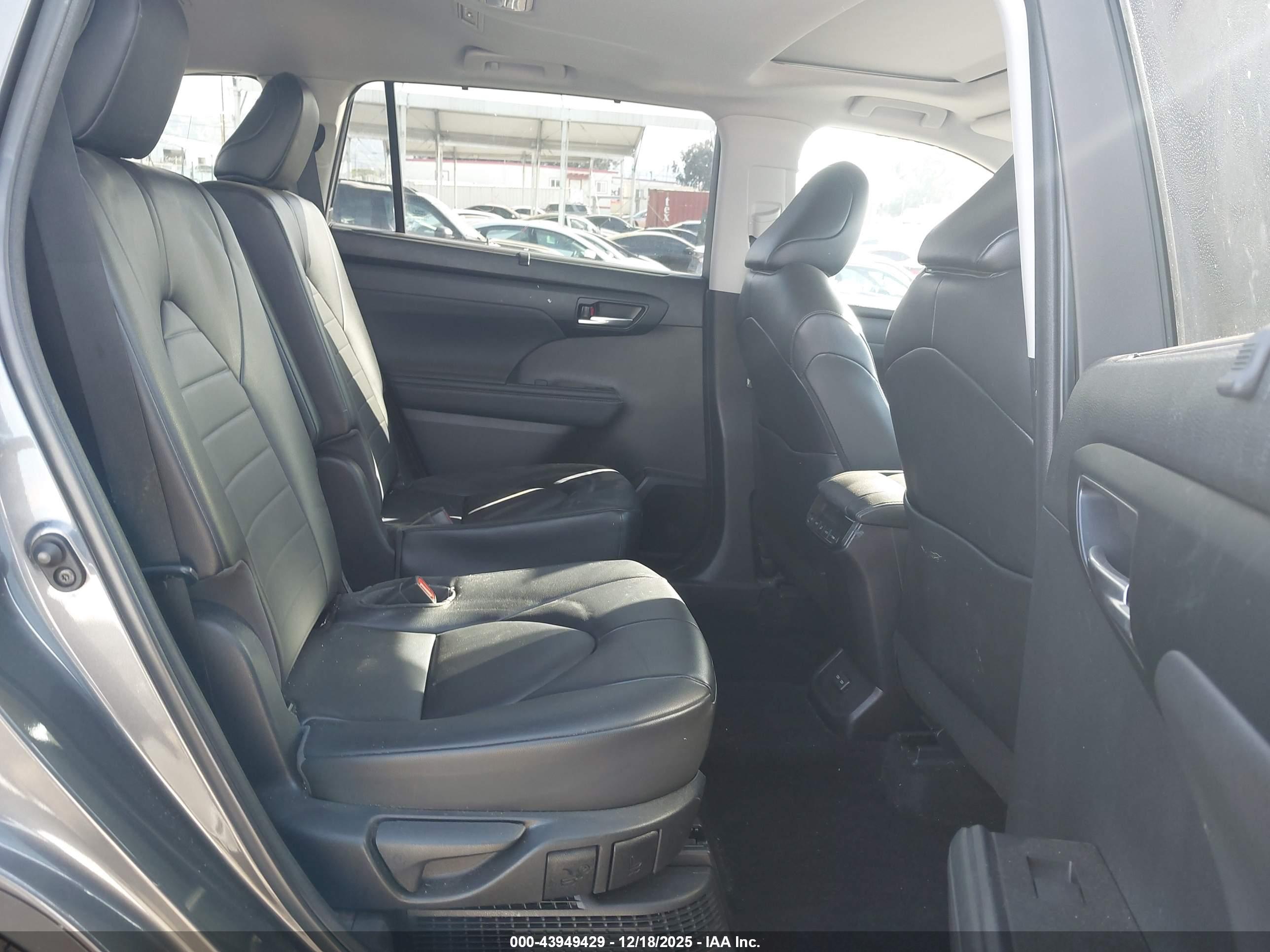 TOYOTA HIGHLANDER image 8