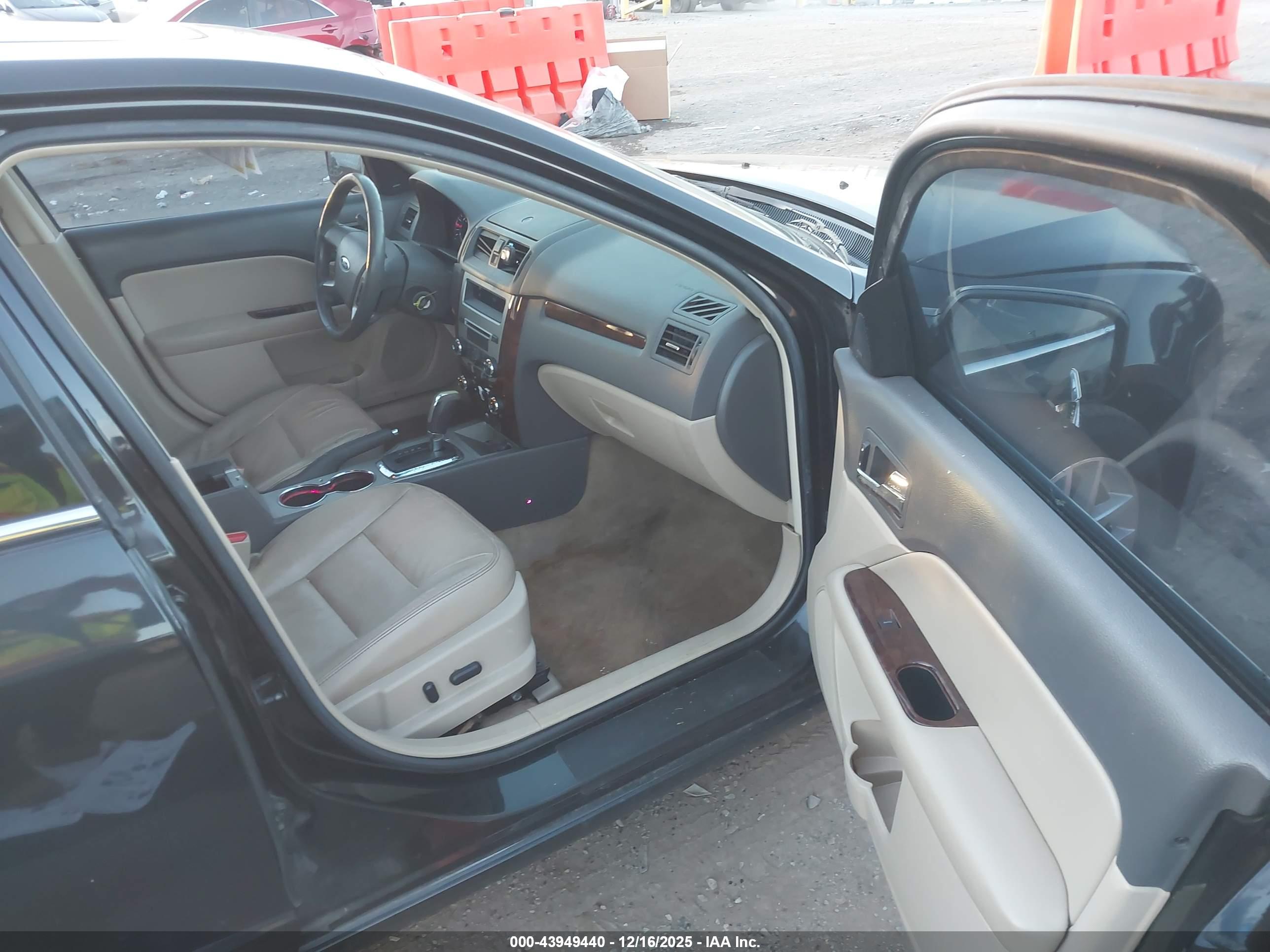 FORD FUSION image 5