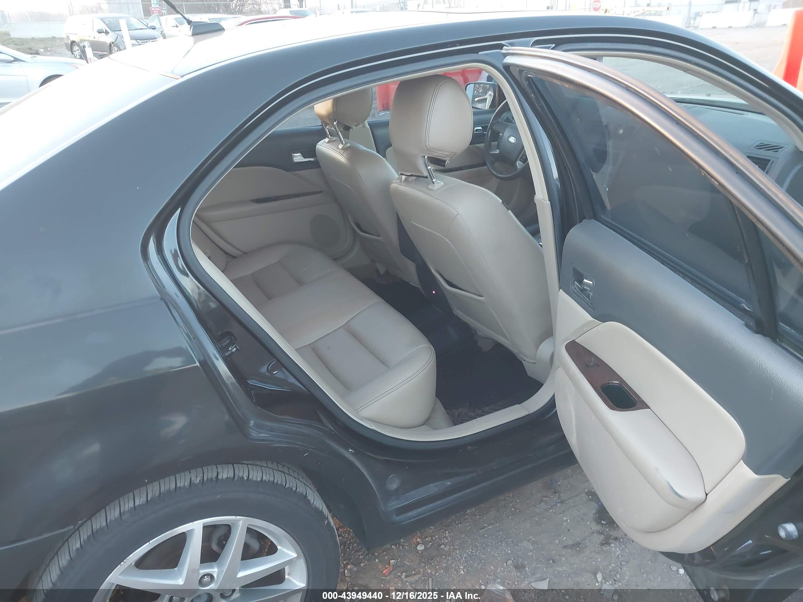 FORD FUSION image 8