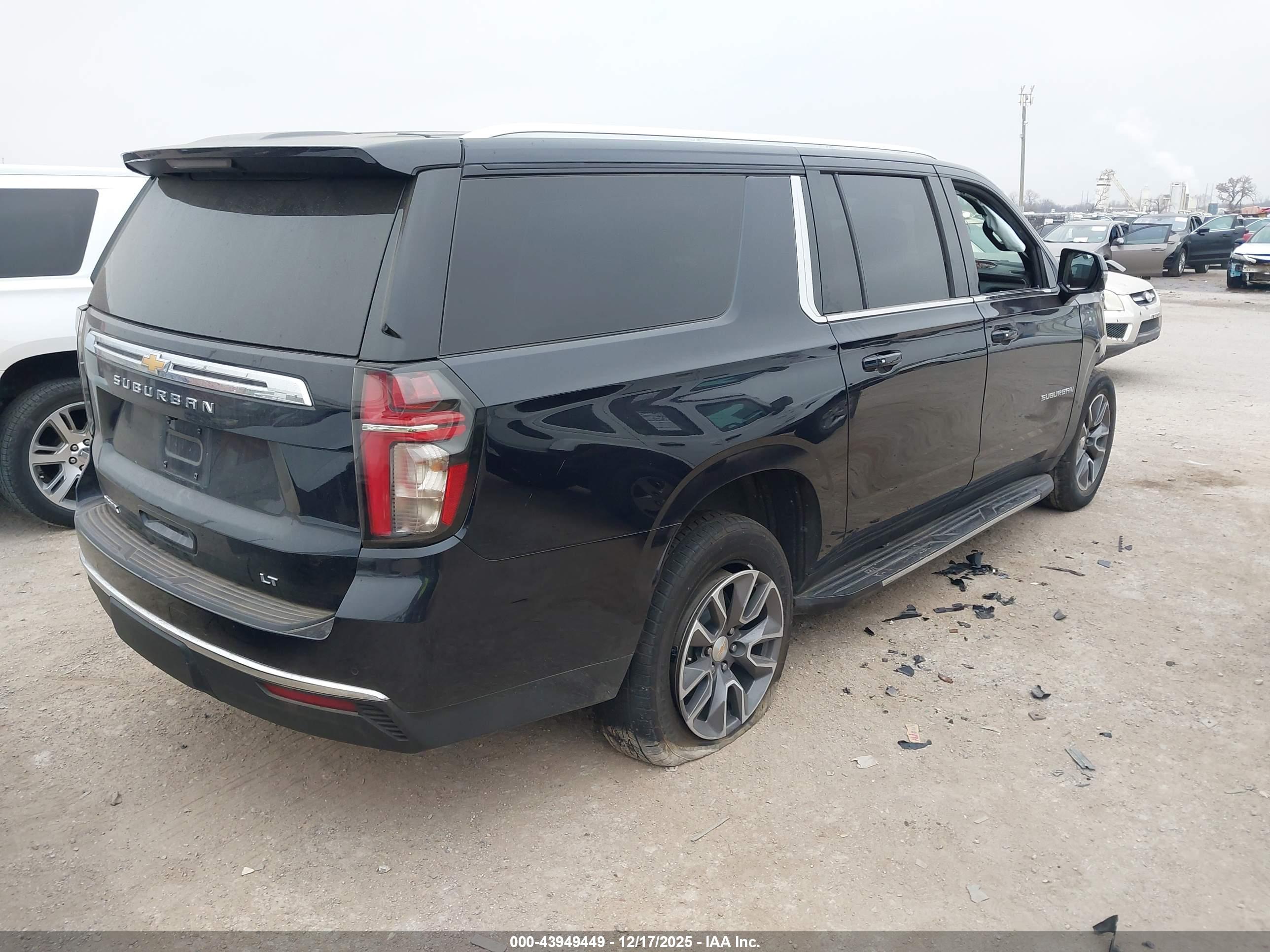 CHEVROLET SUBURBAN image 4