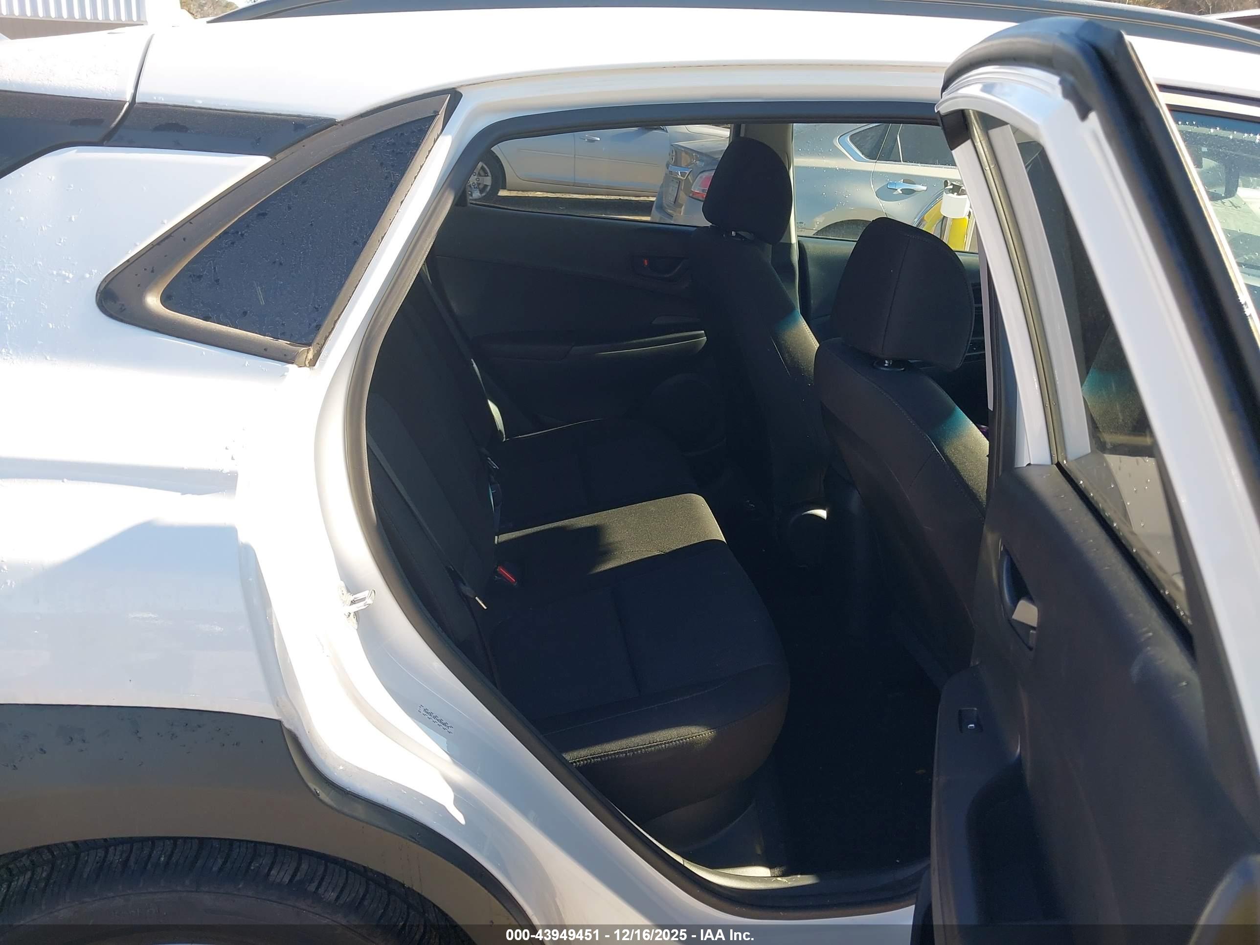 HYUNDAI KONA image 8
