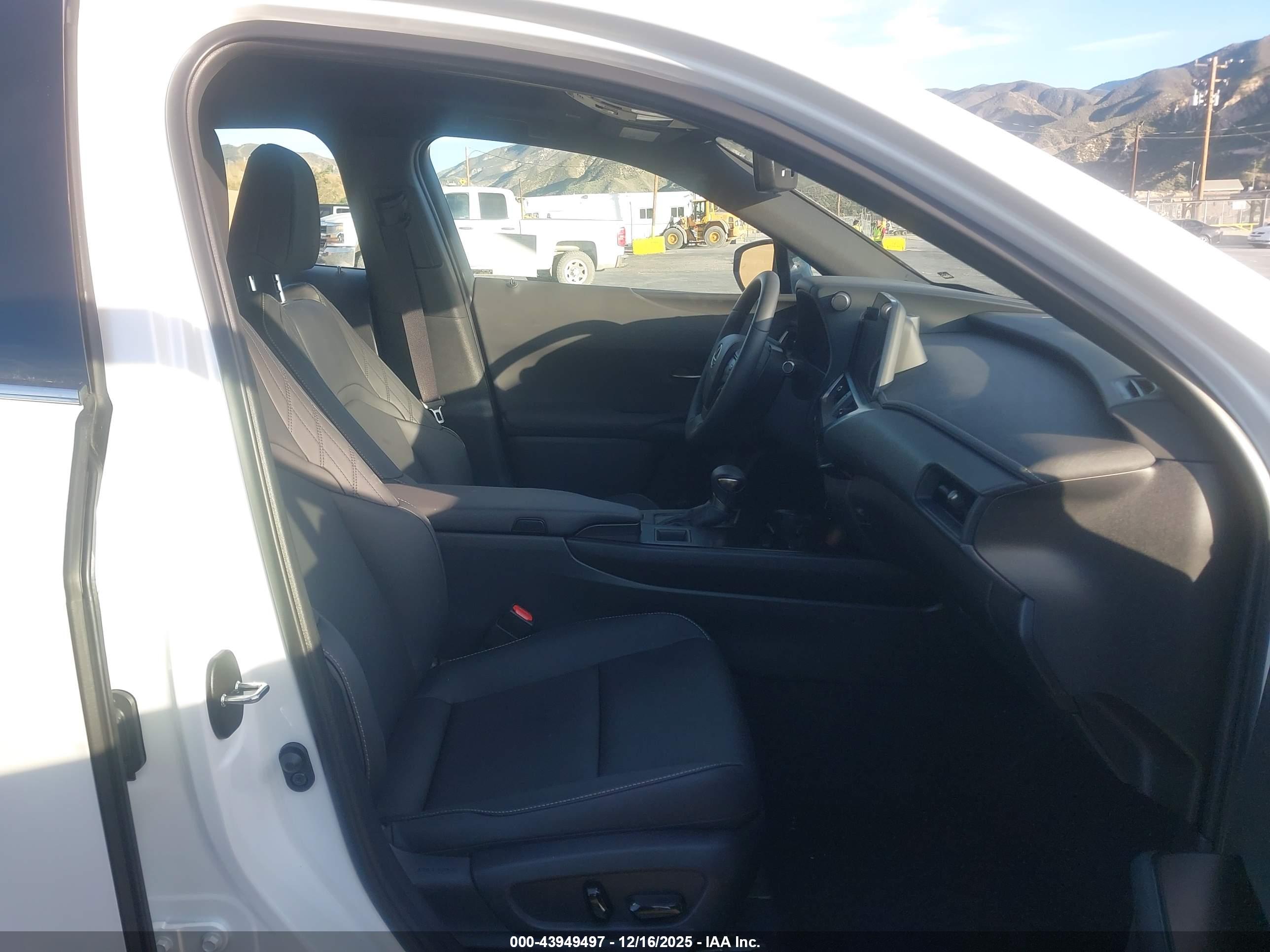 LEXUS UX image 5