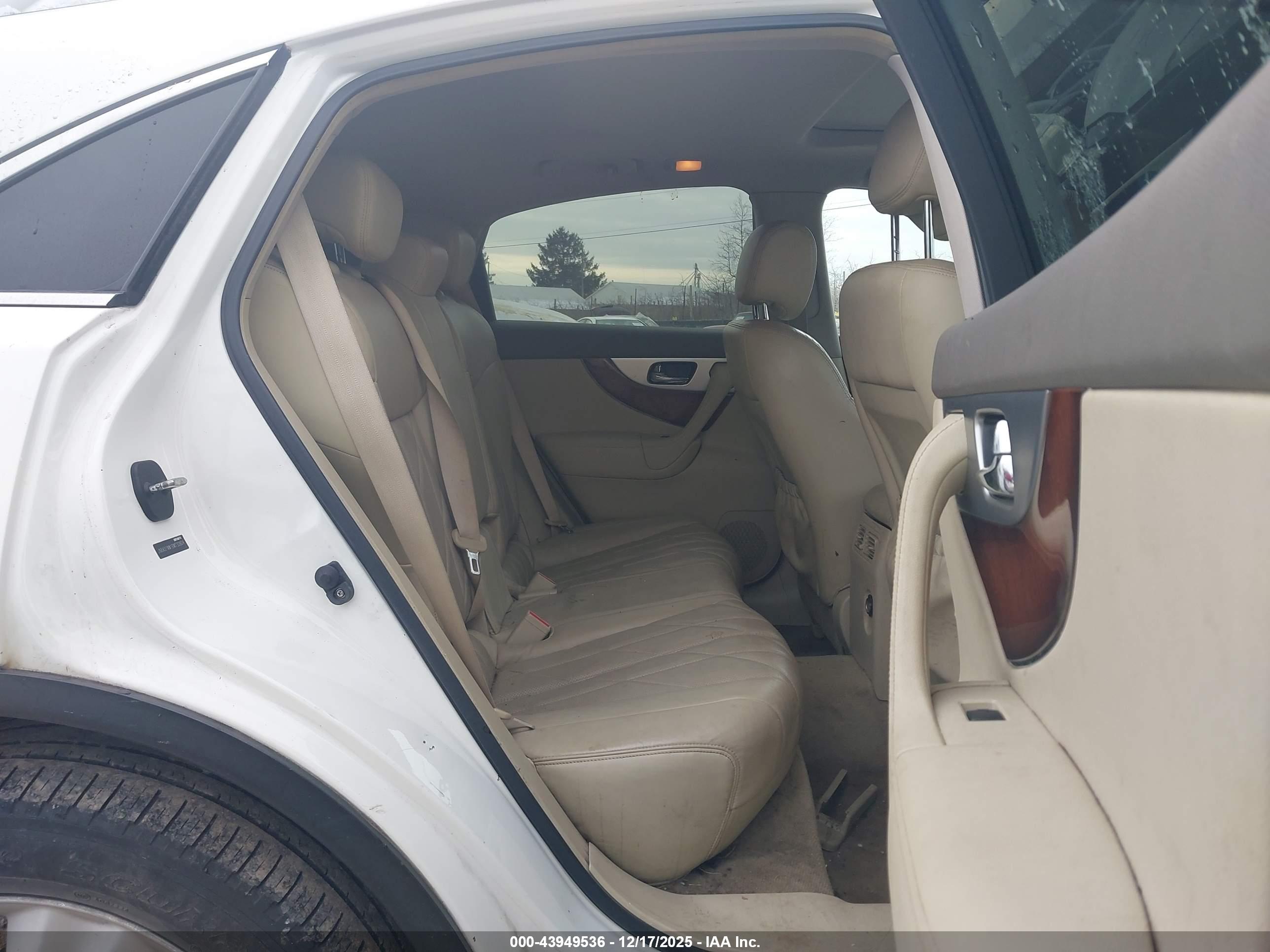 INFINITI FX35 image 8