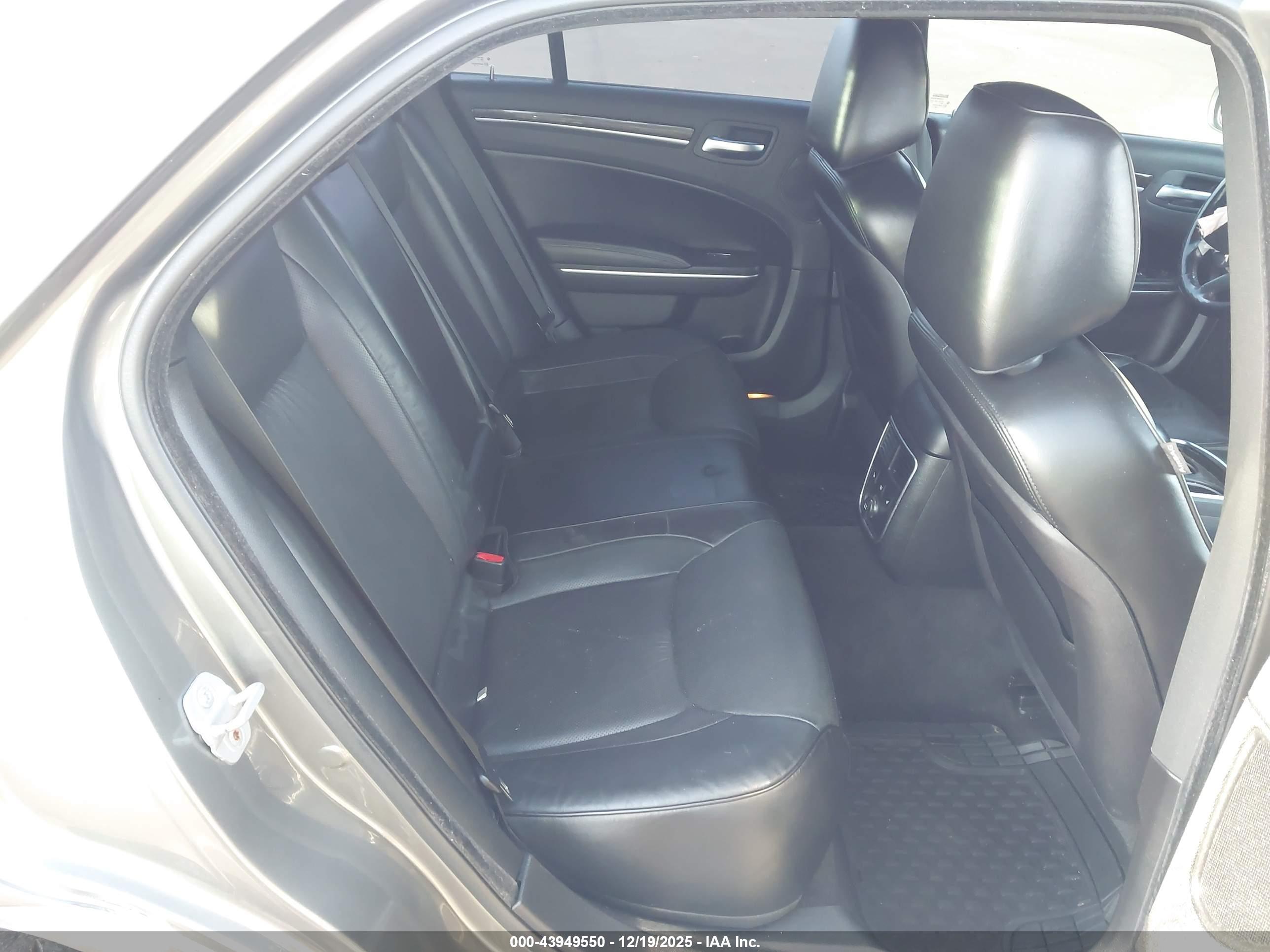 CHRYSLER 300C image 8
