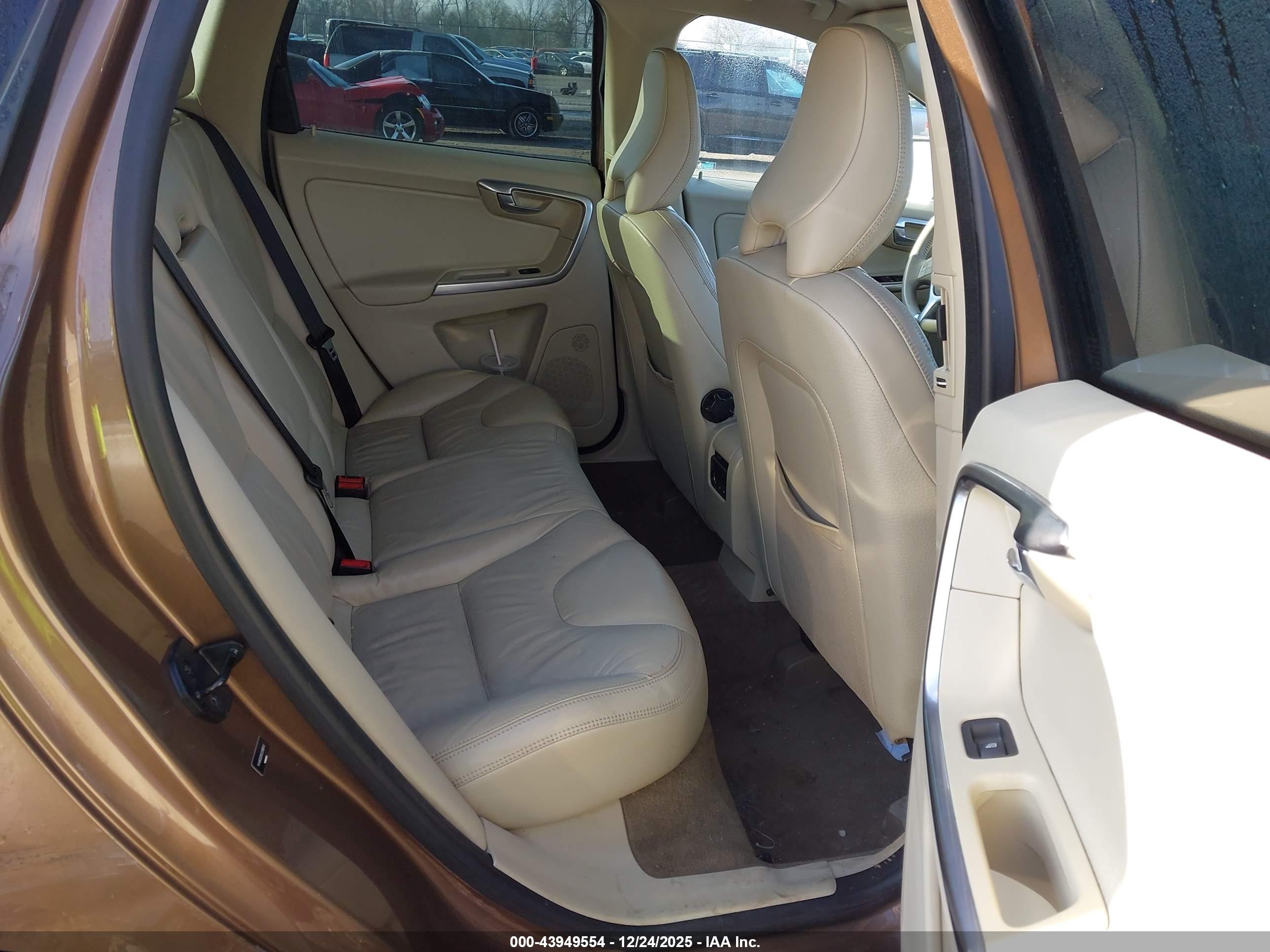 VOLVO XC60 image 8