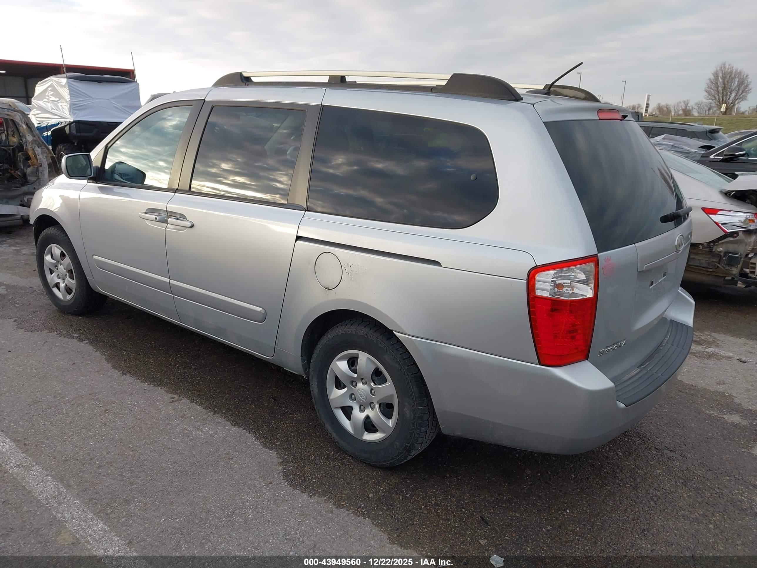 KIA SEDONA image 3