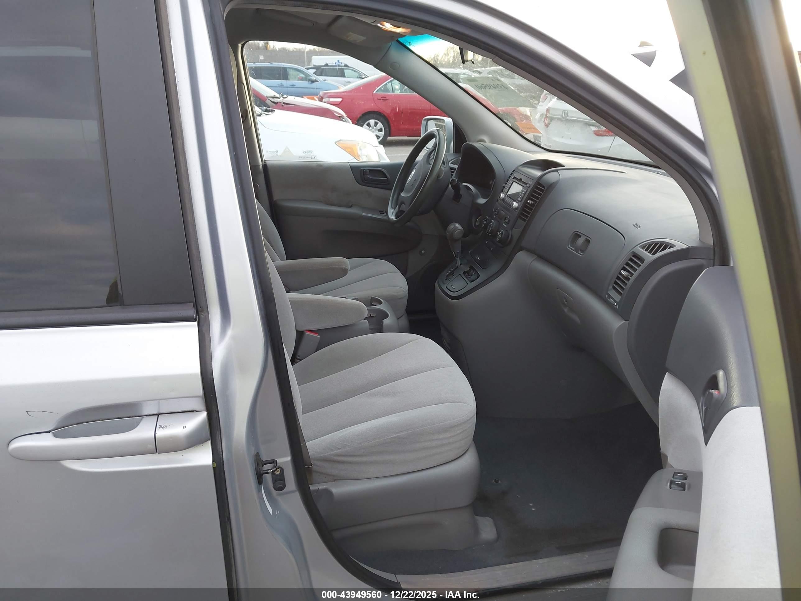 KIA SEDONA image 5