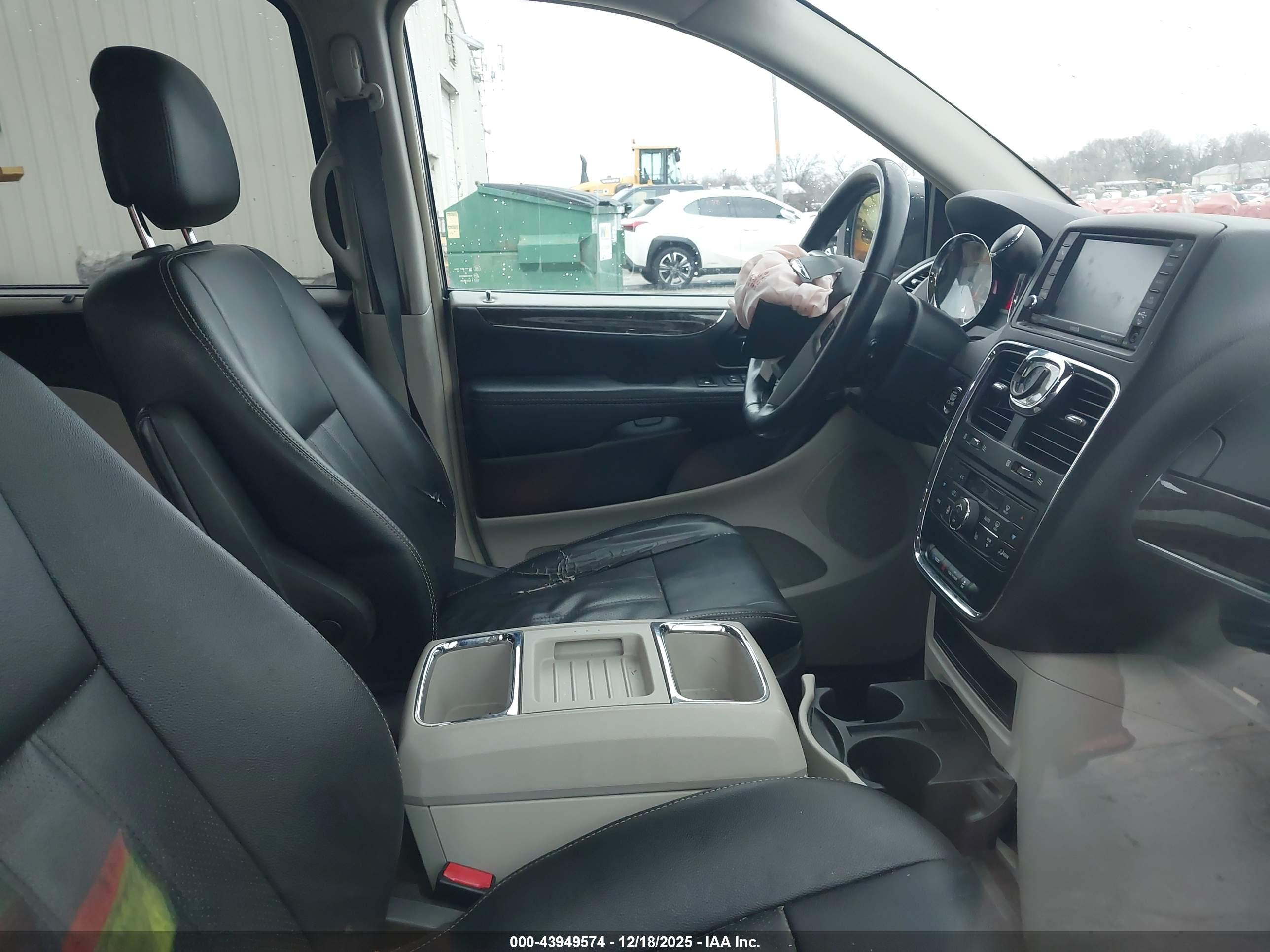 CHRYSLER TOWN image 5