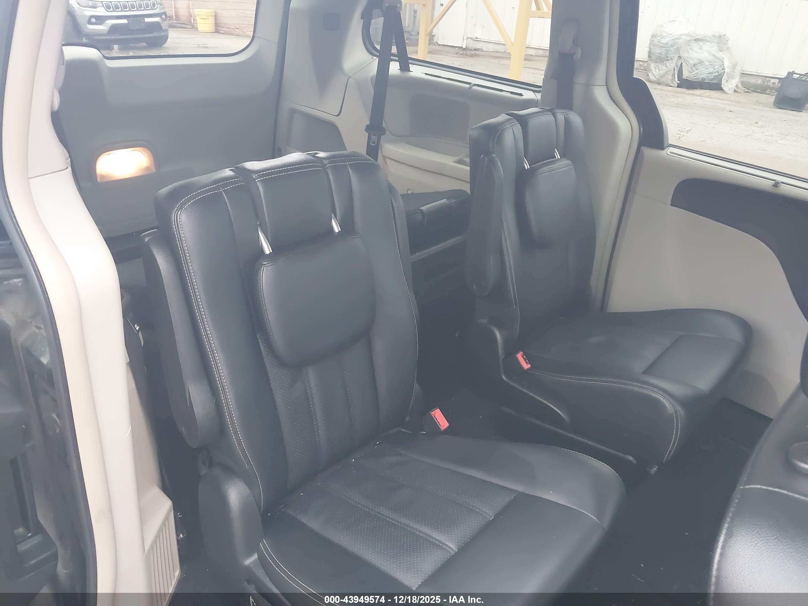 CHRYSLER TOWN image 8