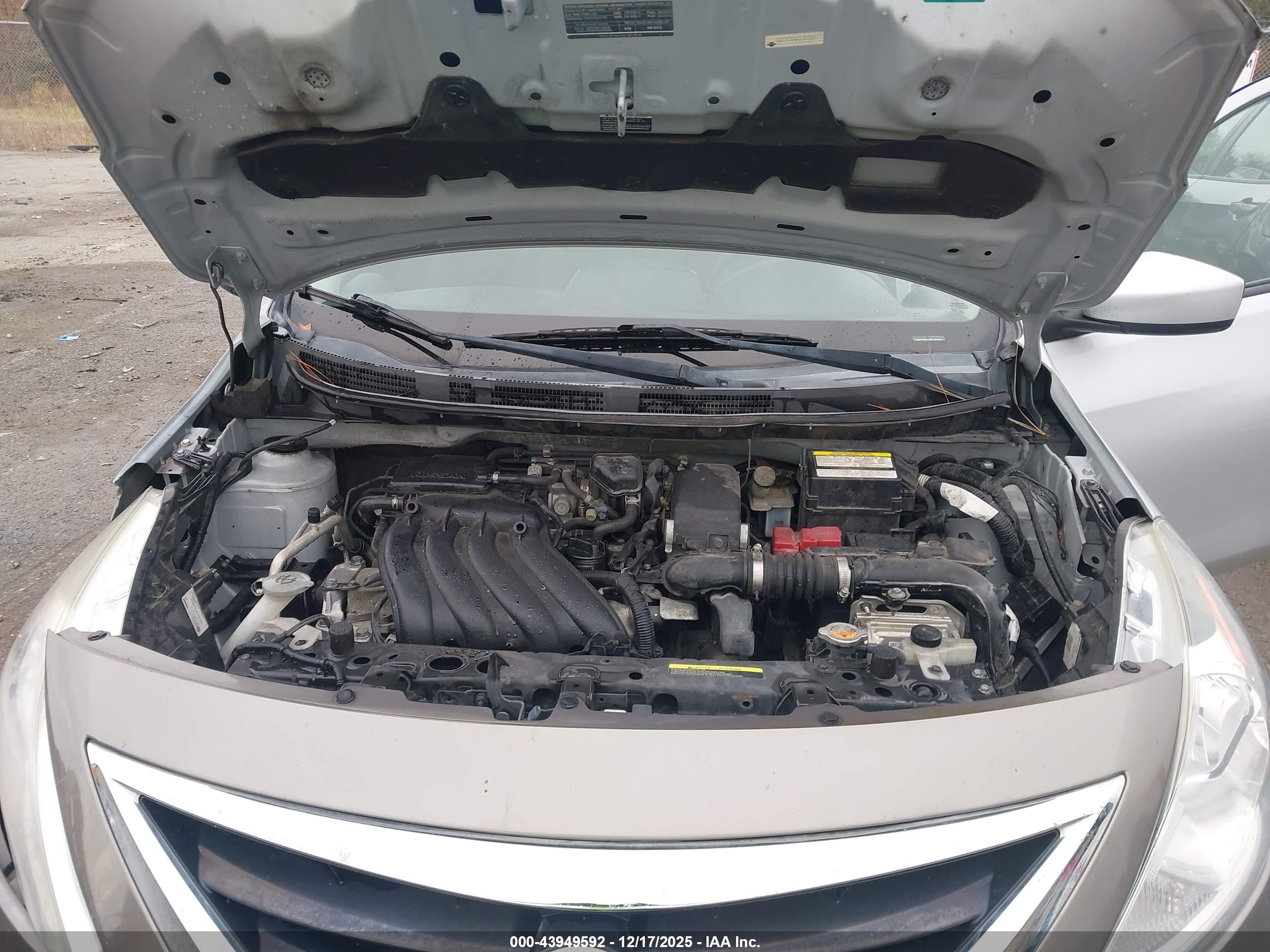NISSAN VERSA image 10