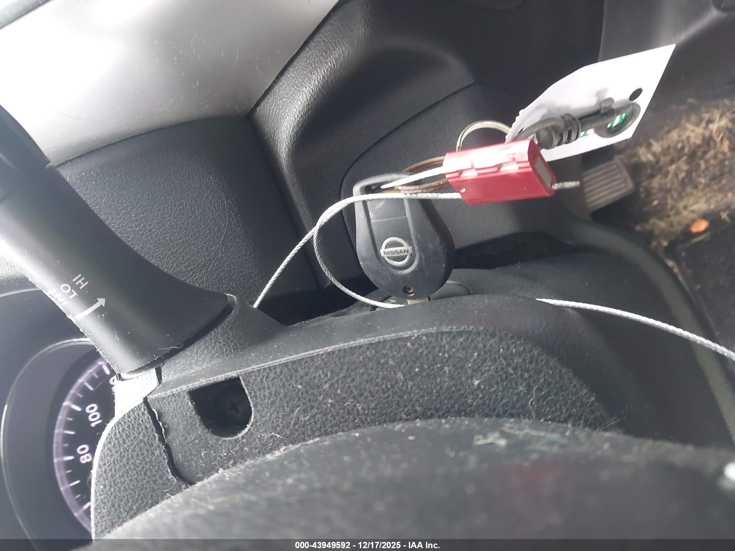 NISSAN VERSA image 11