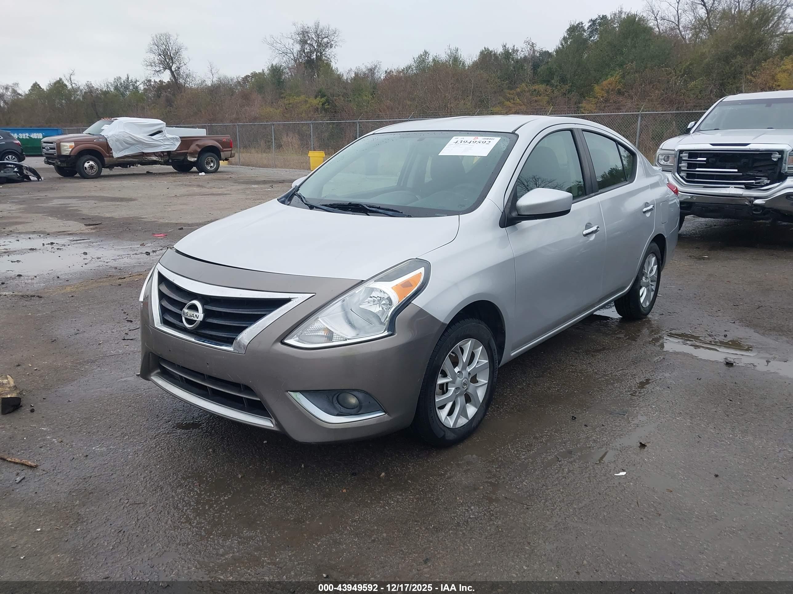 NISSAN VERSA image 2