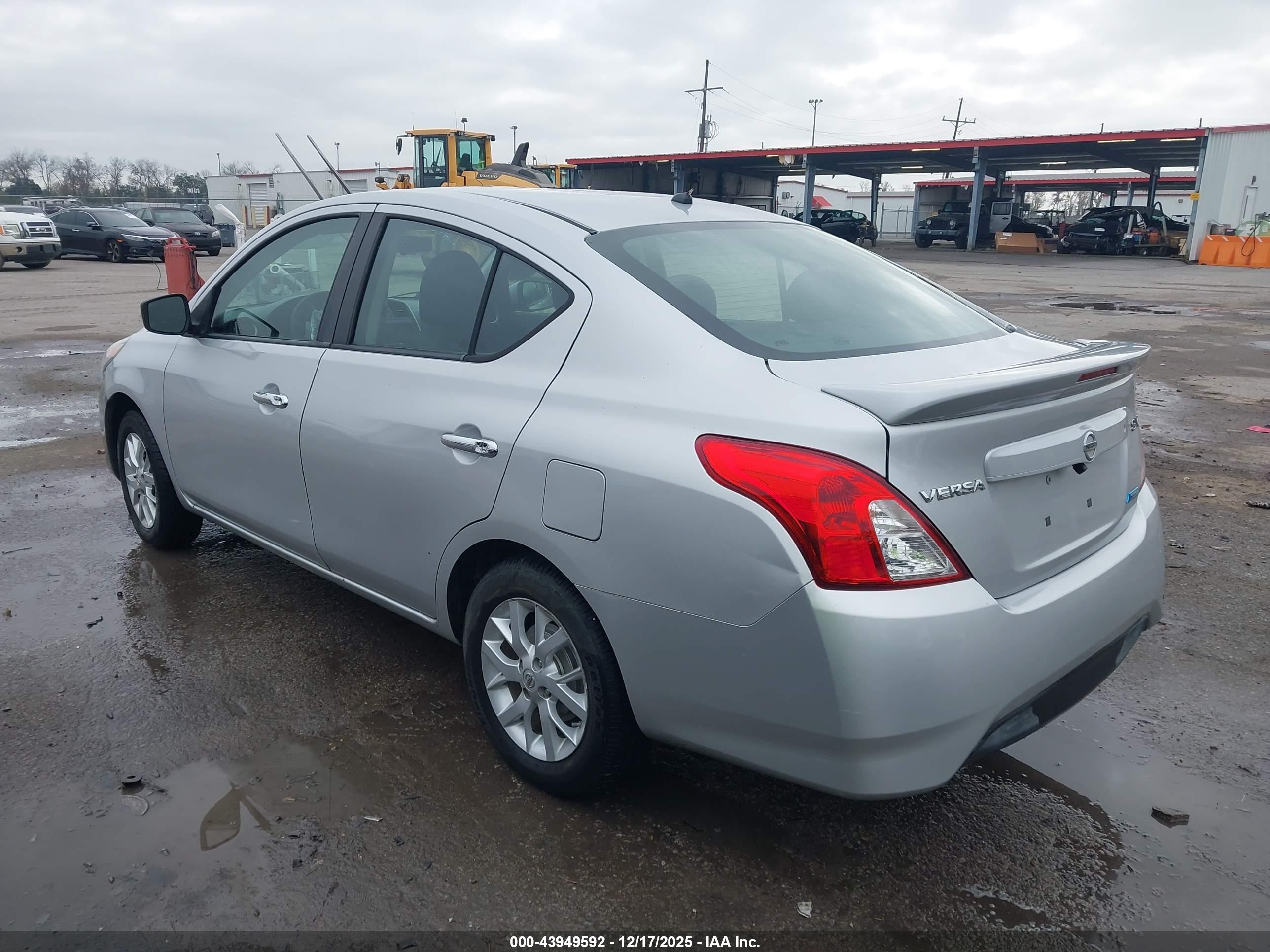 NISSAN VERSA image 3