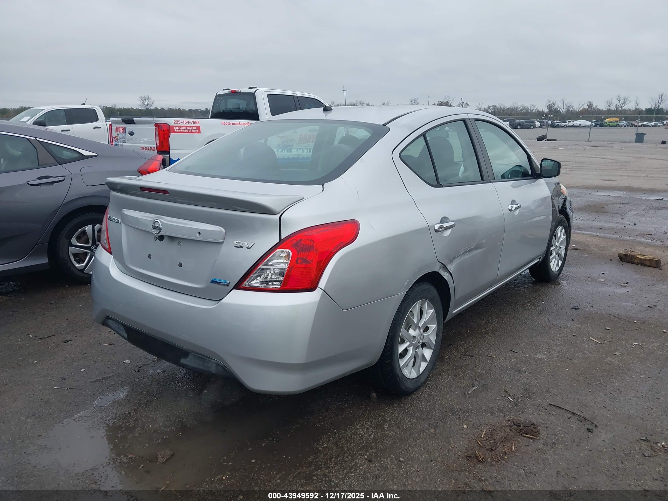 NISSAN VERSA image 4